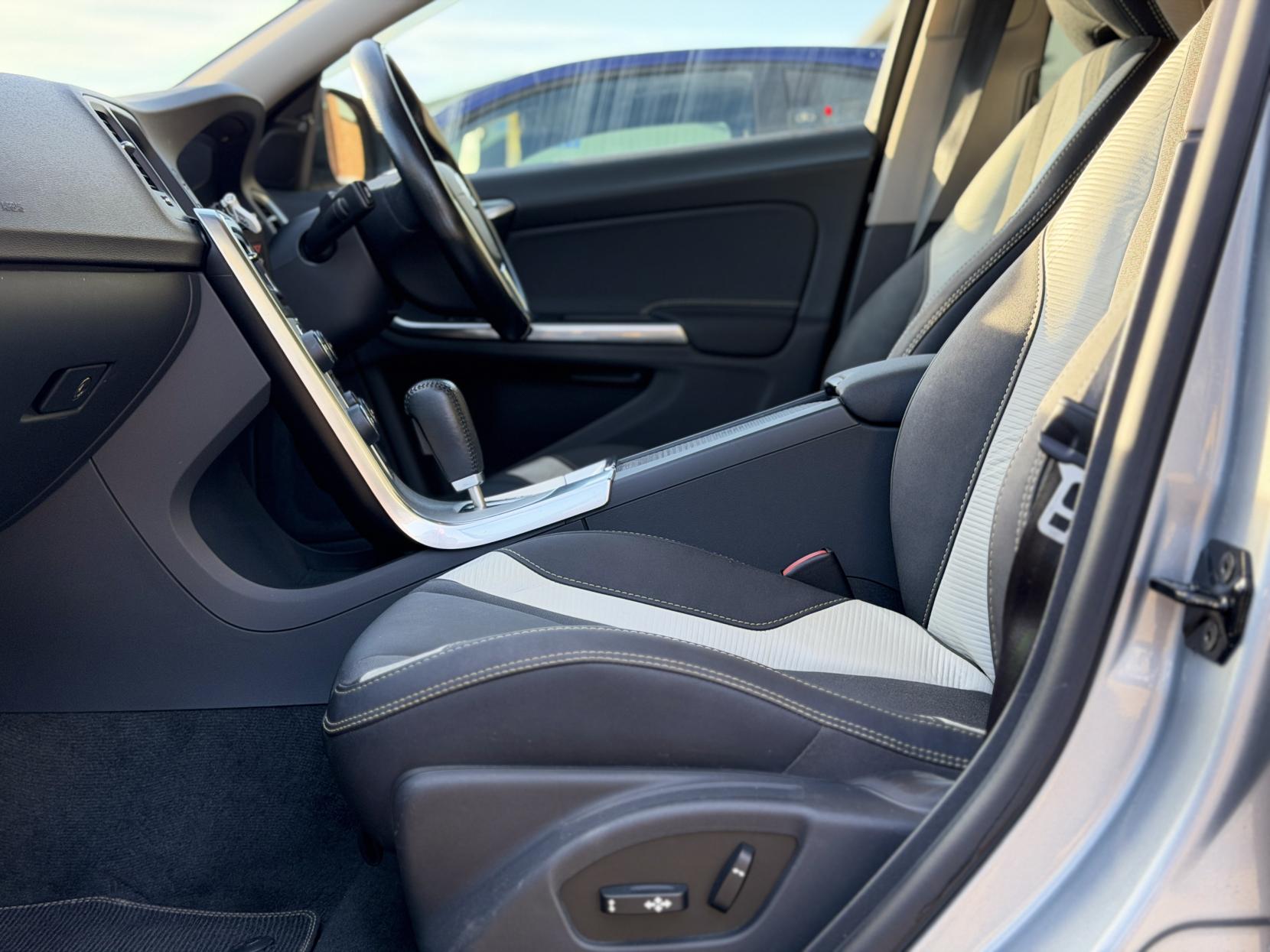 Volvo S60 3.0 T6 R-Design Lux Nav Saloon 4dr Petrol Geartronic AWD Euro 5 (304 ps)