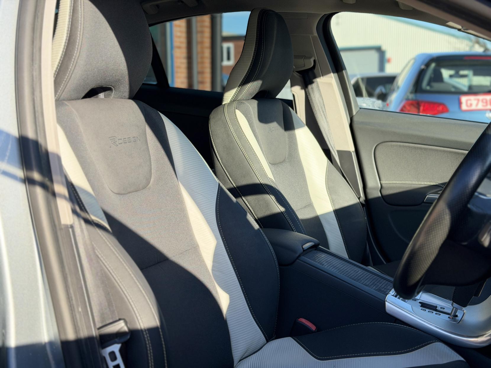 Volvo S60 3.0 T6 R-Design Lux Nav Saloon 4dr Petrol Geartronic AWD Euro 5 (304 ps)