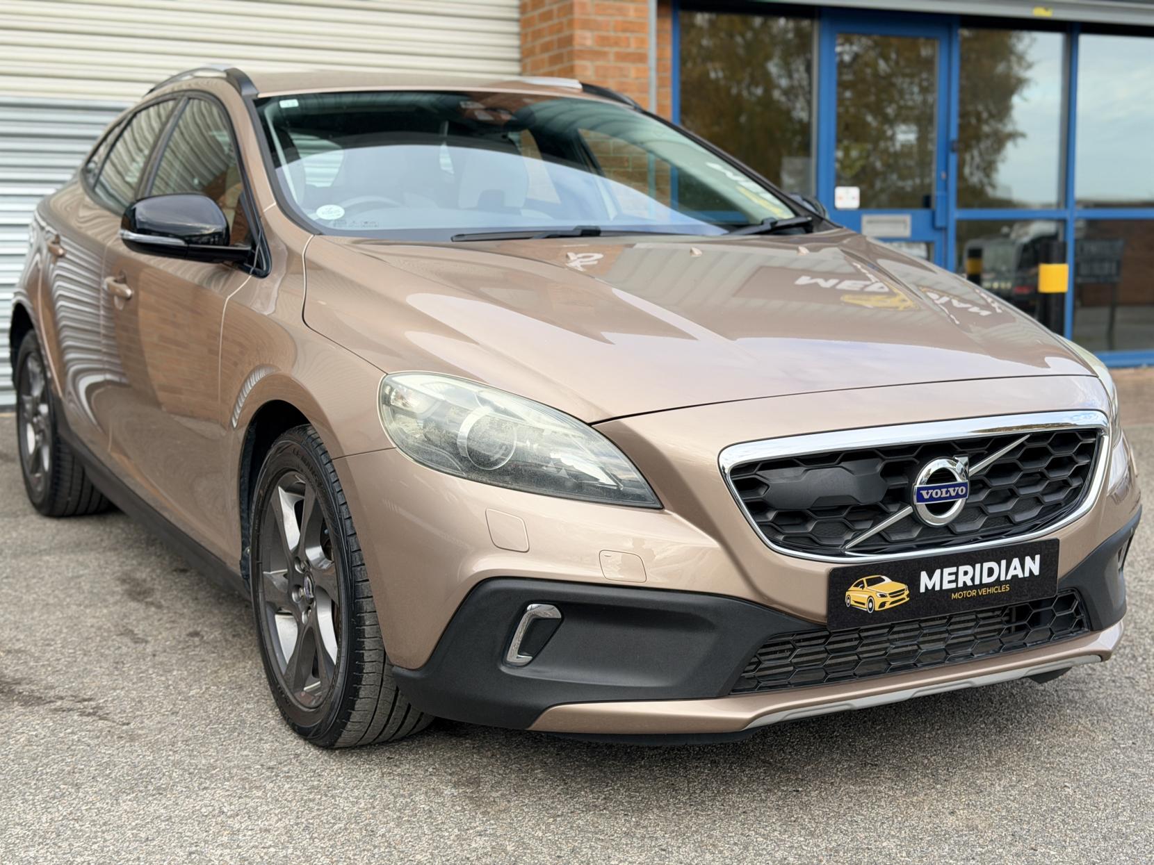 Volvo V40 Cross Country 2.0 T5 Lux Nav Hatchback 5dr Petrol Geartronic AWD Euro 6 (s/s) (245 ps)