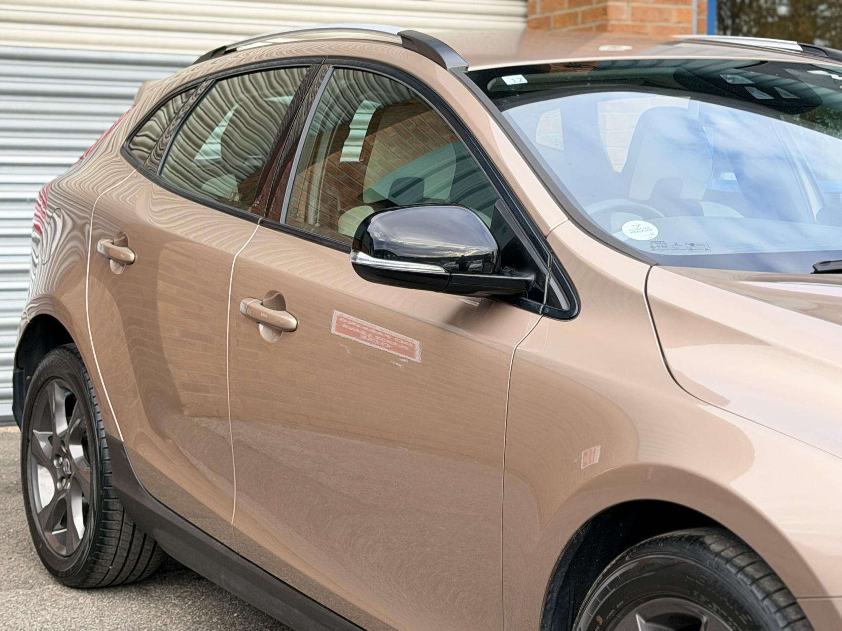 Volvo V40 Cross Country 2.0 T5 Lux Nav Hatchback 5dr Petrol Geartronic AWD Euro 6 (s/s) (245 ps)