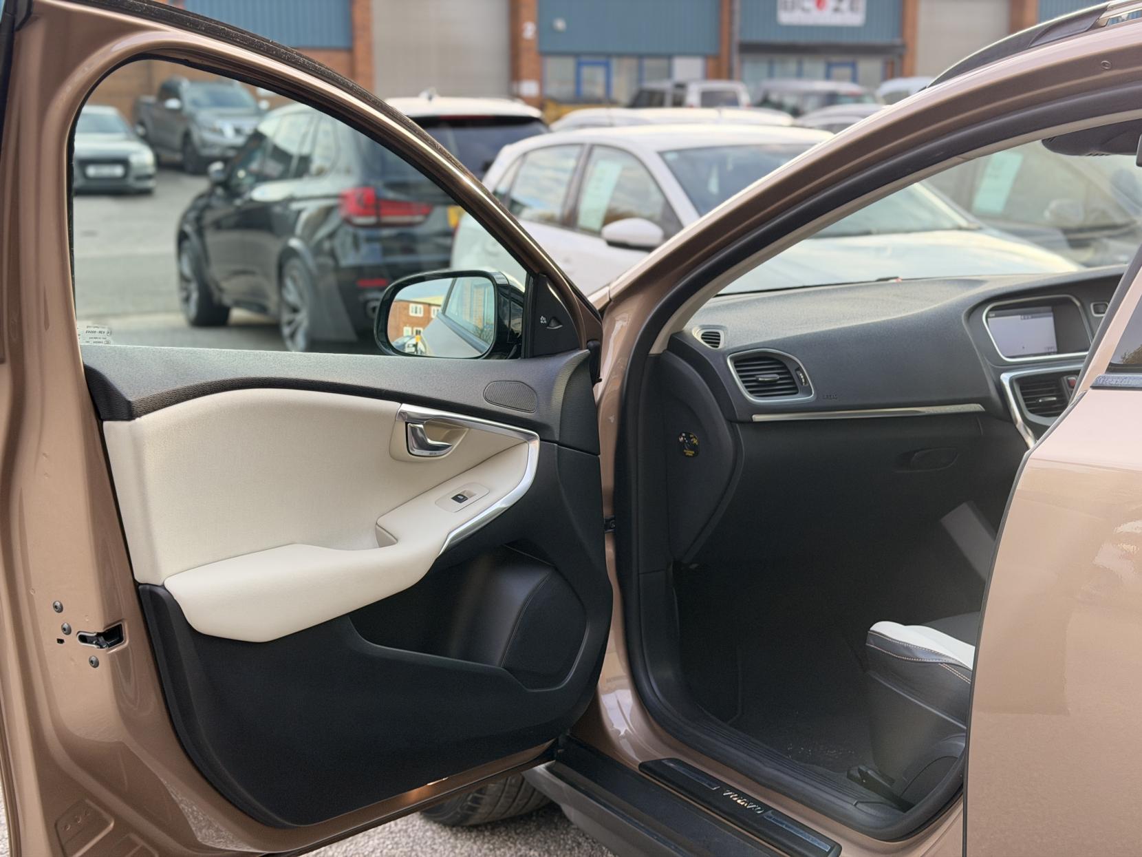 Volvo V40 Cross Country 2.0 T5 Lux Nav Hatchback 5dr Petrol Geartronic AWD Euro 6 (s/s) (245 ps)