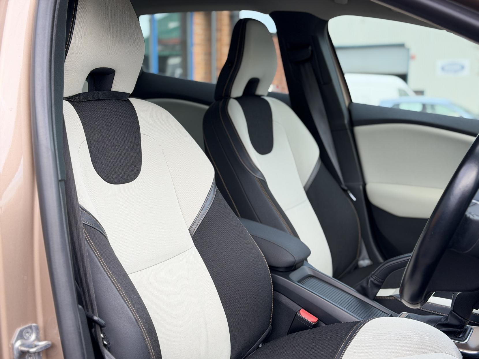 Volvo V40 Cross Country 2.0 T5 Lux Nav Hatchback 5dr Petrol Geartronic AWD Euro 6 (s/s) (245 ps)