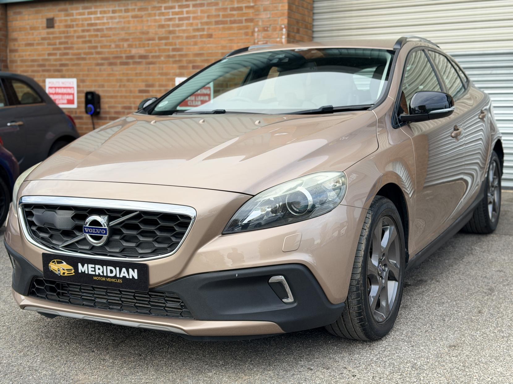Volvo V40 Cross Country 2.0 T5 Lux Nav Hatchback 5dr Petrol Geartronic AWD Euro 6 (s/s) (245 ps)