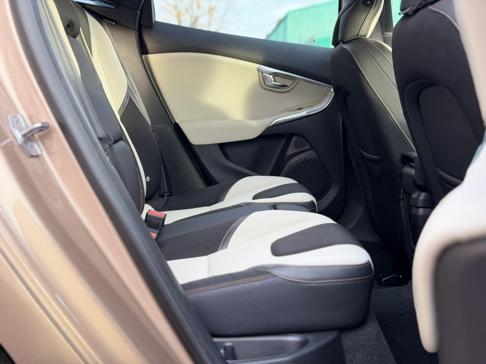 Volvo V40 Cross Country 2.0 T5 Lux Nav Hatchback 5dr Petrol Geartronic AWD Euro 6 (s/s) (245 ps)