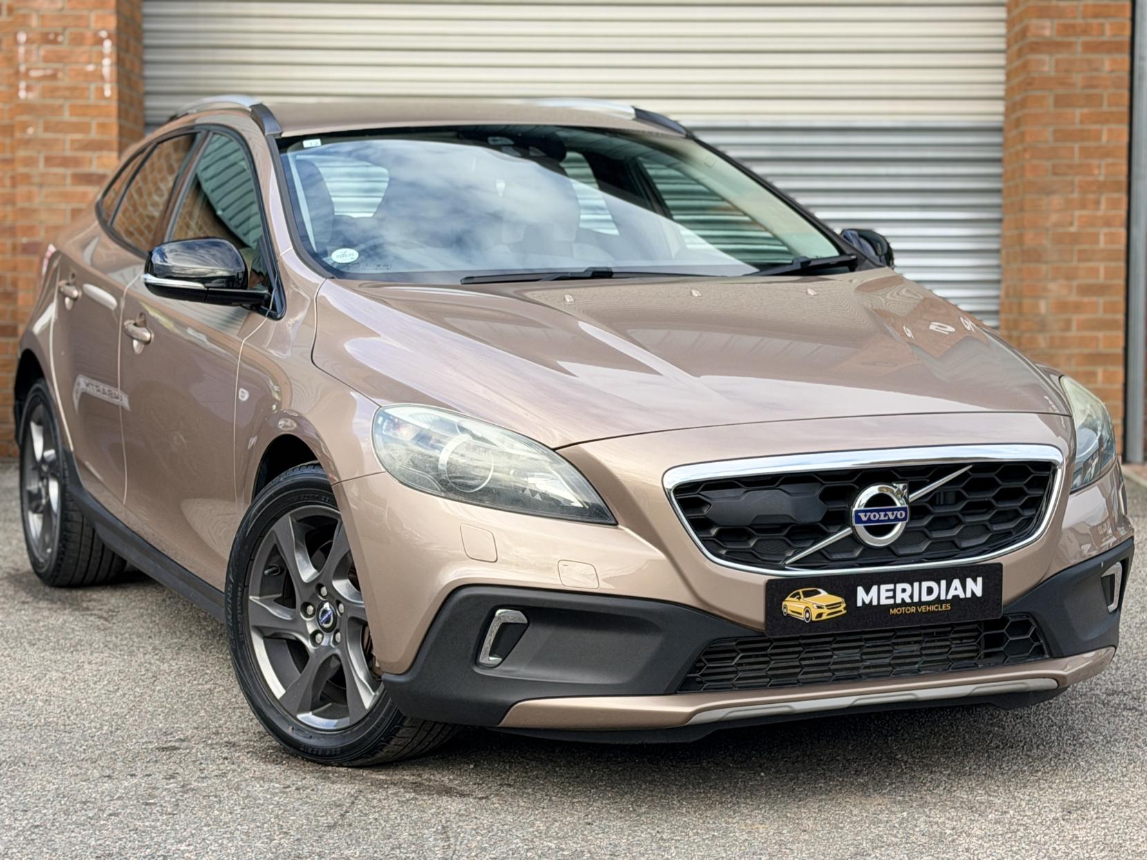 Volvo V40 Cross Country 2.0 T5 Lux Nav Hatchback 5dr Petrol Geartronic AWD Euro 6 (s/s) (245 ps)