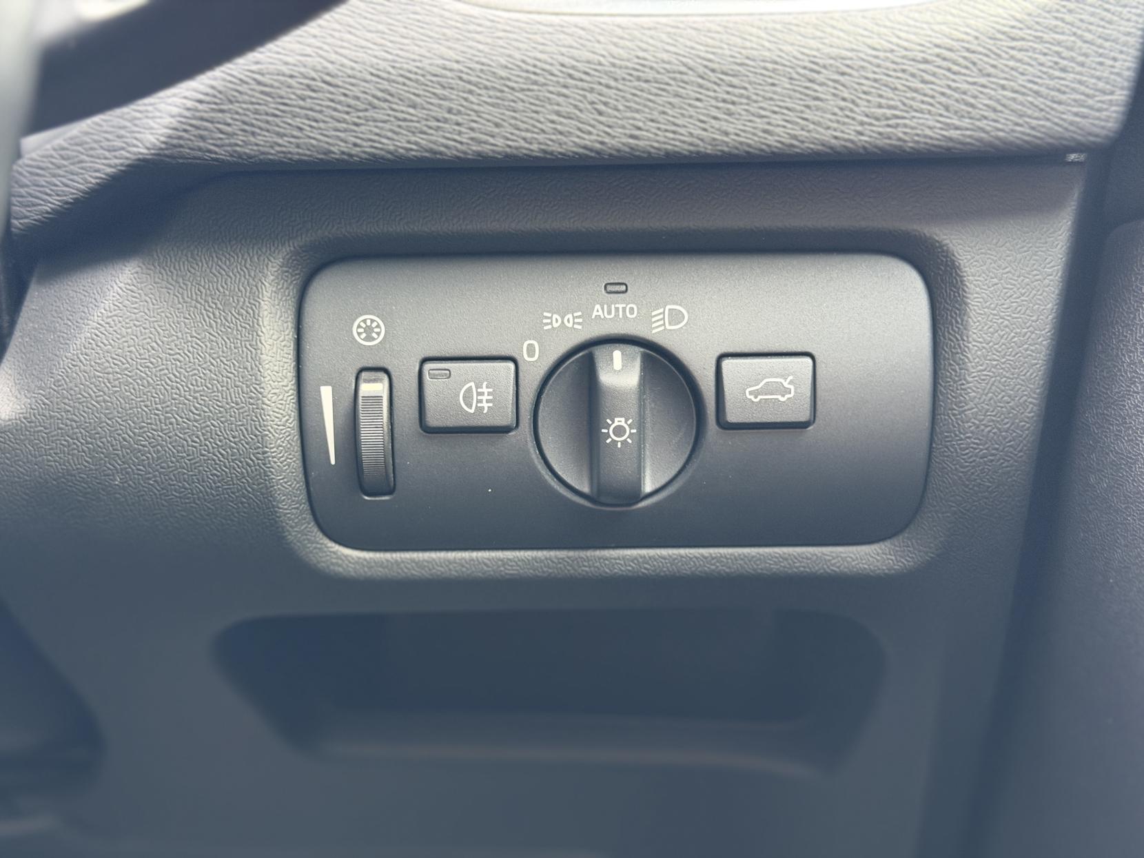 Volvo V40 Cross Country 2.0 T5 Lux Nav Hatchback 5dr Petrol Geartronic AWD Euro 6 (s/s) (245 ps)