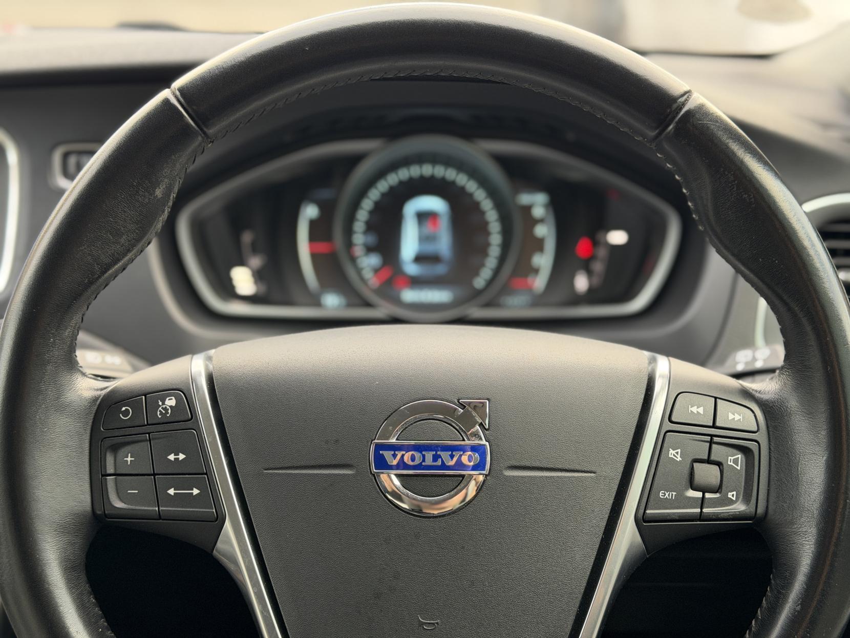 Volvo V40 Cross Country 2.0 T5 Lux Nav Hatchback 5dr Petrol Geartronic AWD Euro 6 (s/s) (245 ps)