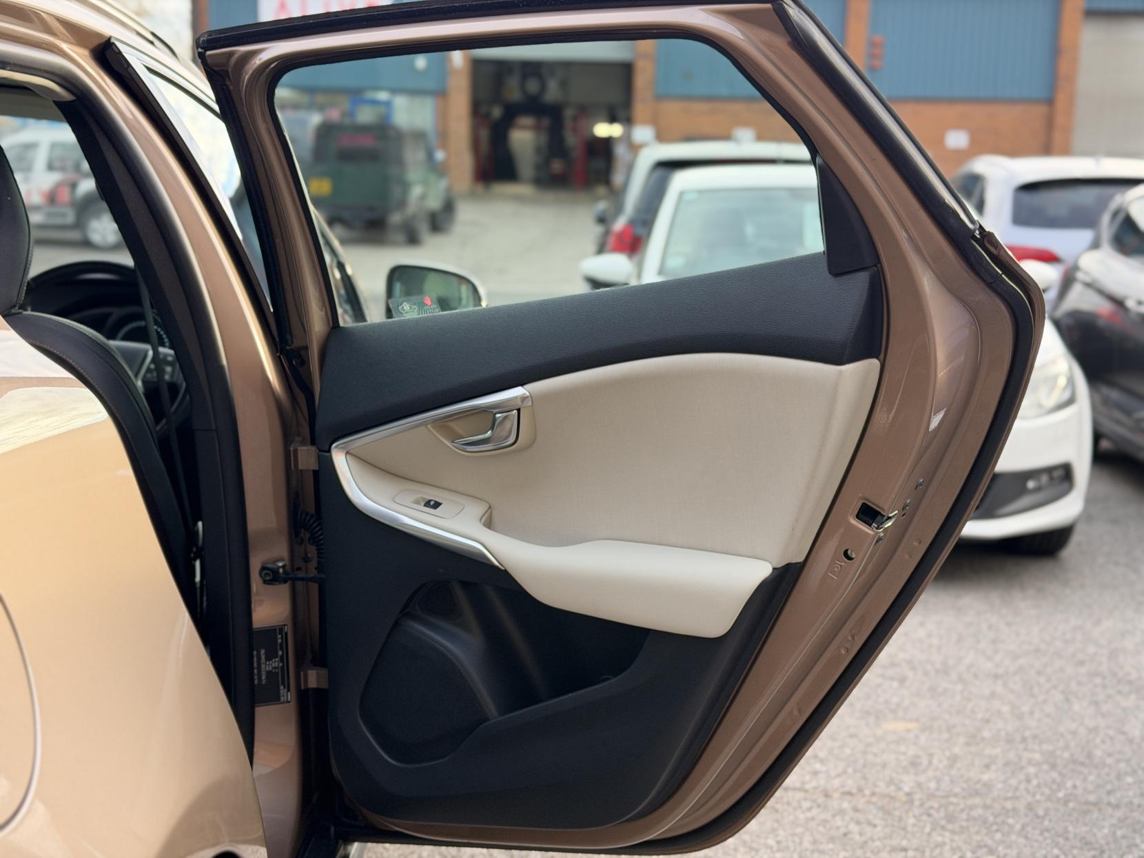 Volvo V40 Cross Country 2.0 T5 Lux Nav Hatchback 5dr Petrol Geartronic AWD Euro 6 (s/s) (245 ps)