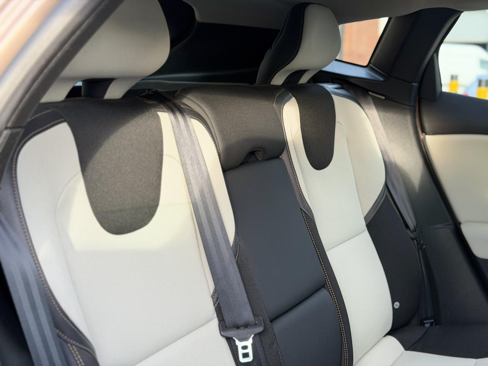 Volvo V40 Cross Country 2.0 T5 Lux Nav Hatchback 5dr Petrol Geartronic AWD Euro 6 (s/s) (245 ps)