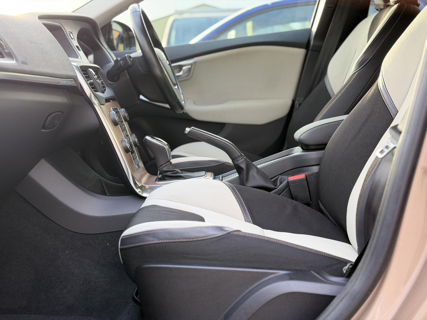 Volvo V40 Cross Country 2.0 T5 Lux Nav Hatchback 5dr Petrol Geartronic AWD Euro 6 (s/s) (245 ps)