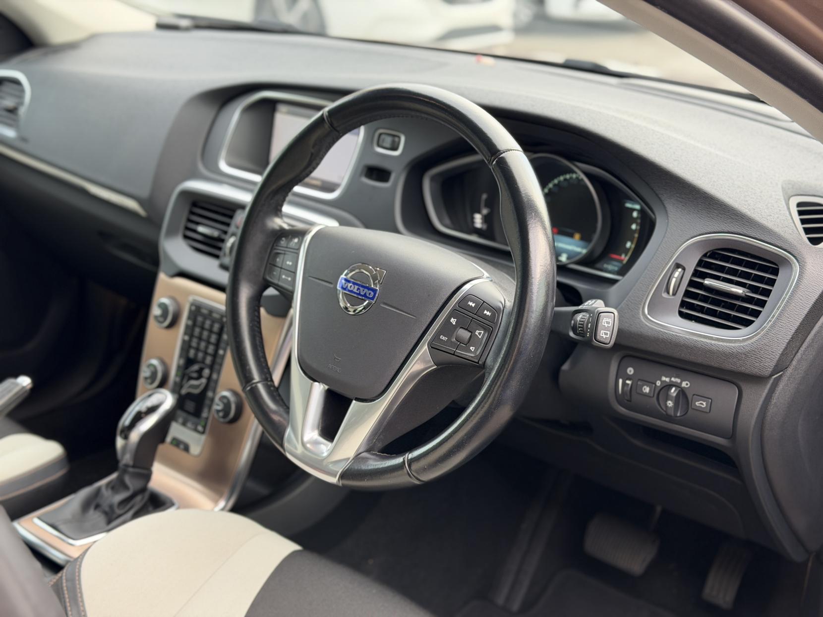 Volvo V40 Cross Country 2.0 T5 Lux Nav Hatchback 5dr Petrol Geartronic AWD Euro 6 (s/s) (245 ps)