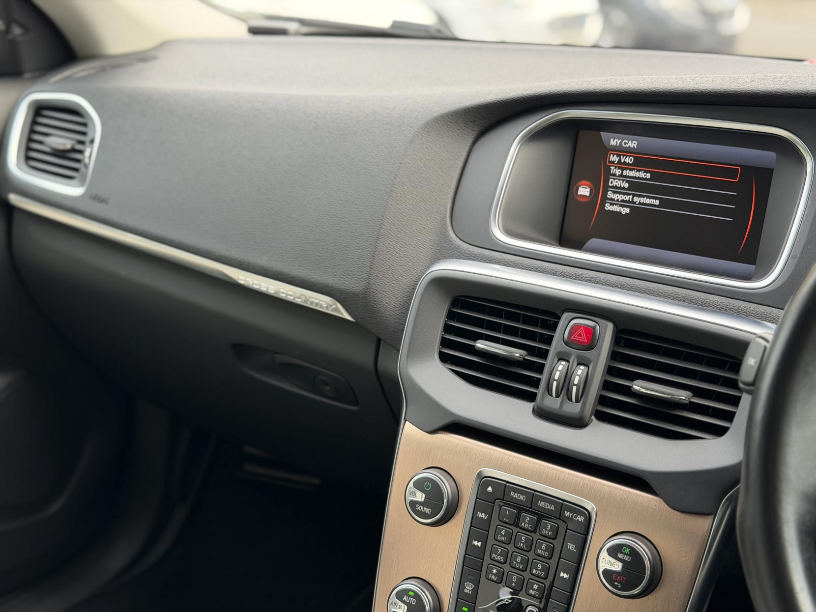 Volvo V40 Cross Country 2.0 T5 Lux Nav Hatchback 5dr Petrol Geartronic AWD Euro 6 (s/s) (245 ps)