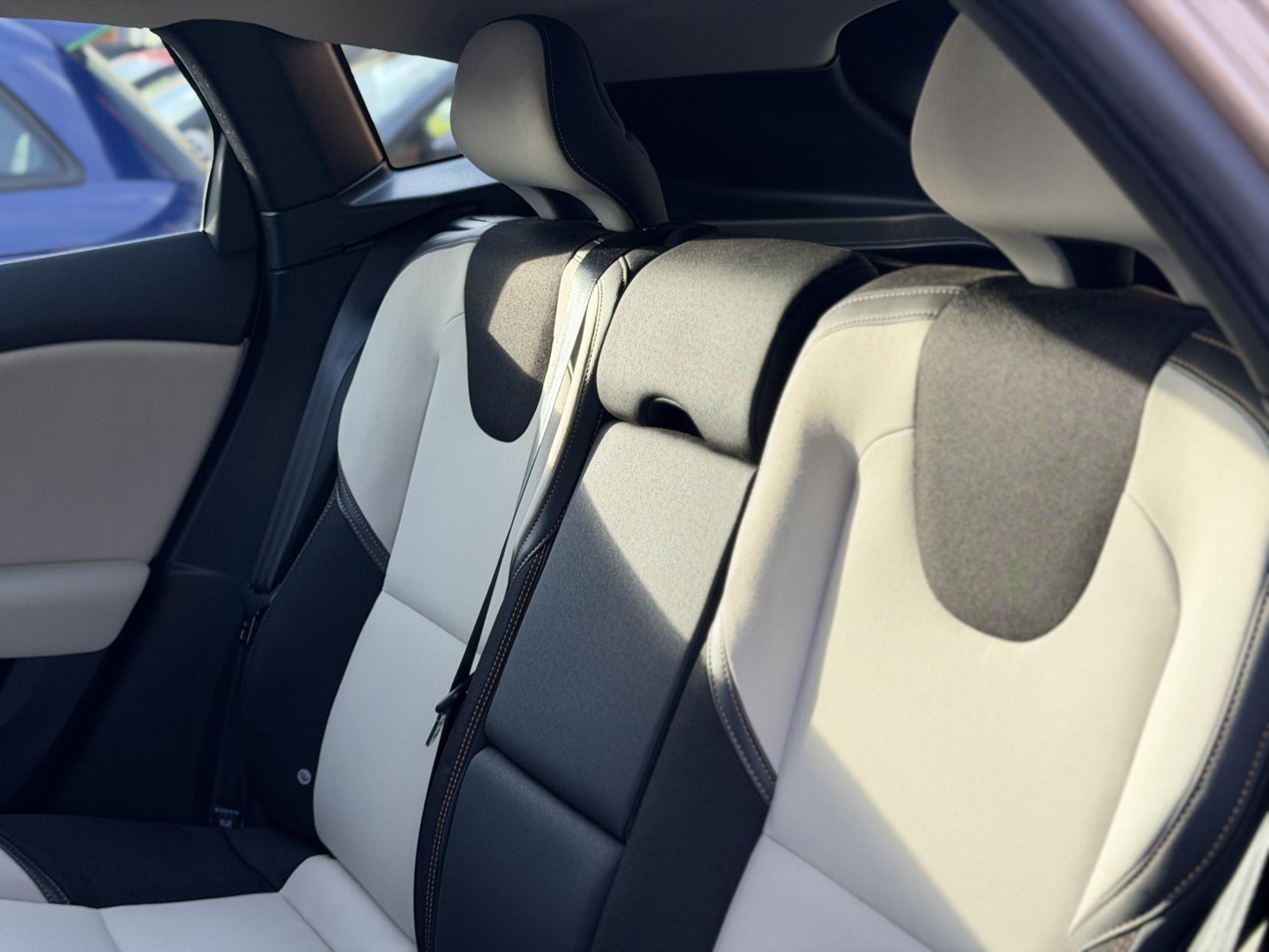 Volvo V40 Cross Country 2.0 T5 Lux Nav Hatchback 5dr Petrol Geartronic AWD Euro 6 (s/s) (245 ps)