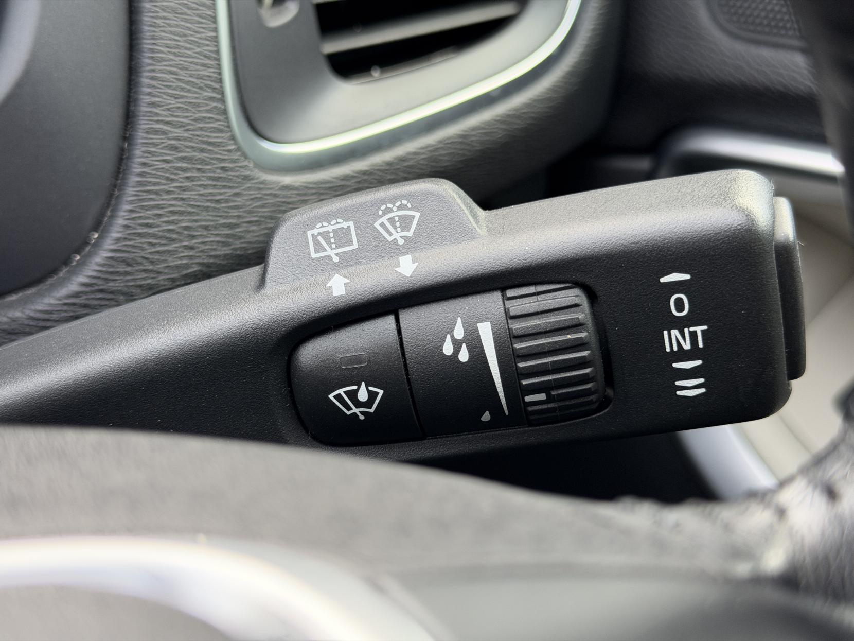 Volvo V40 Cross Country 2.0 T5 Lux Nav Hatchback 5dr Petrol Geartronic AWD Euro 6 (s/s) (245 ps)