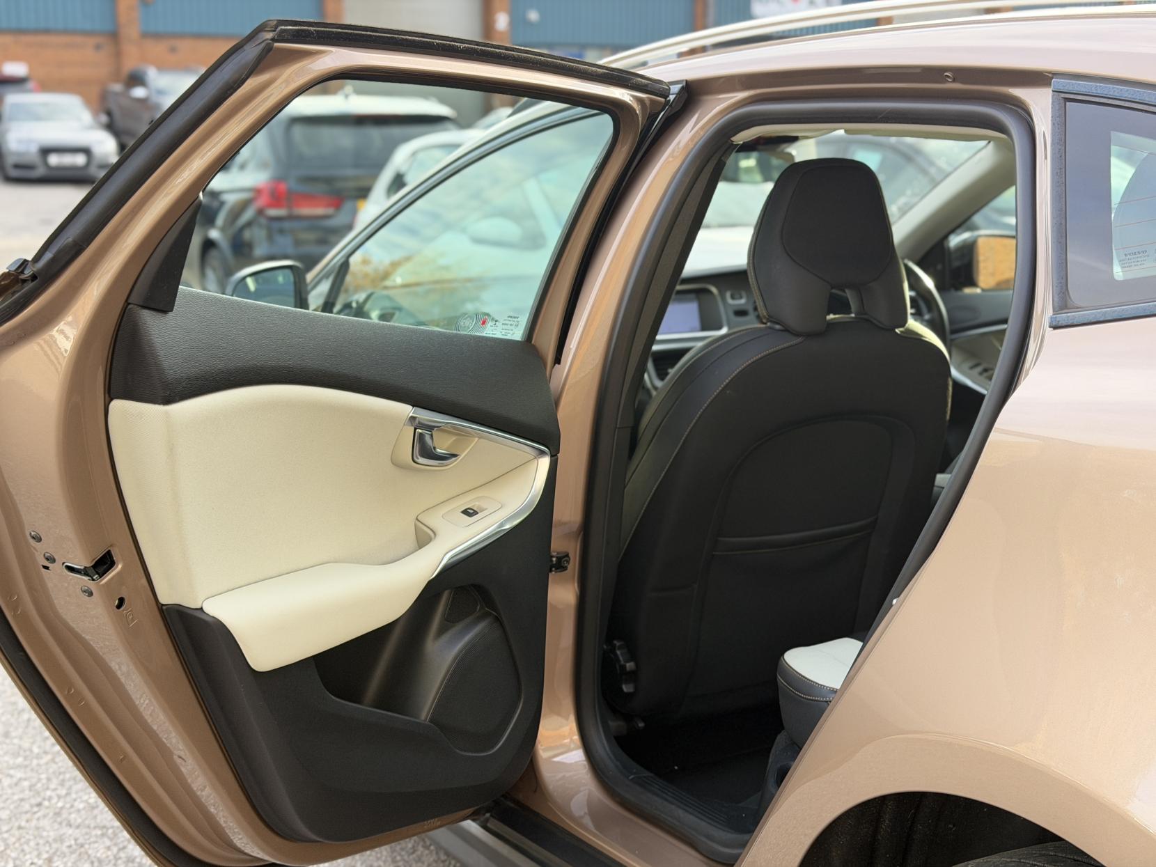 Volvo V40 Cross Country 2.0 T5 Lux Nav Hatchback 5dr Petrol Geartronic AWD Euro 6 (s/s) (245 ps)