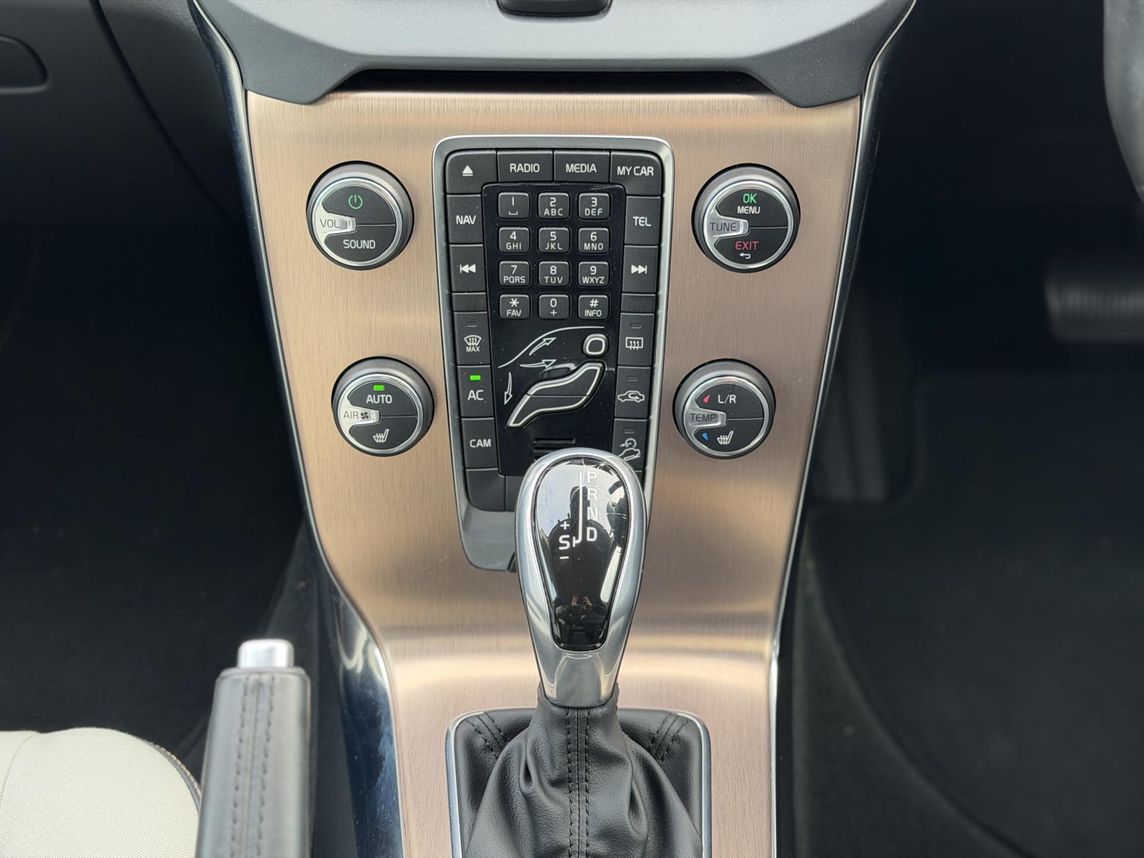 Volvo V40 Cross Country 2.0 T5 Lux Nav Hatchback 5dr Petrol Geartronic AWD Euro 6 (s/s) (245 ps)