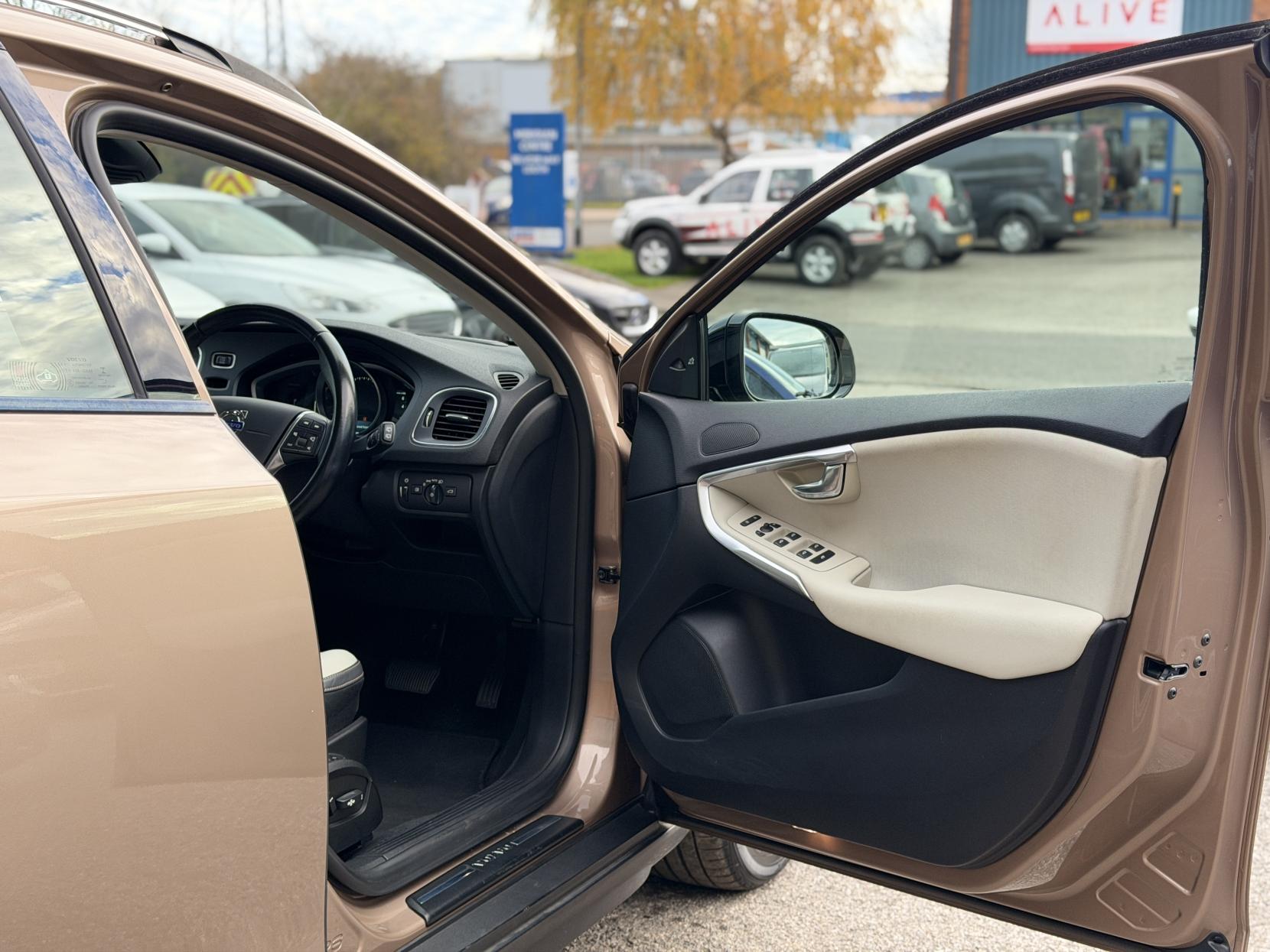 Volvo V40 Cross Country 2.0 T5 Lux Nav Hatchback 5dr Petrol Geartronic AWD Euro 6 (s/s) (245 ps)