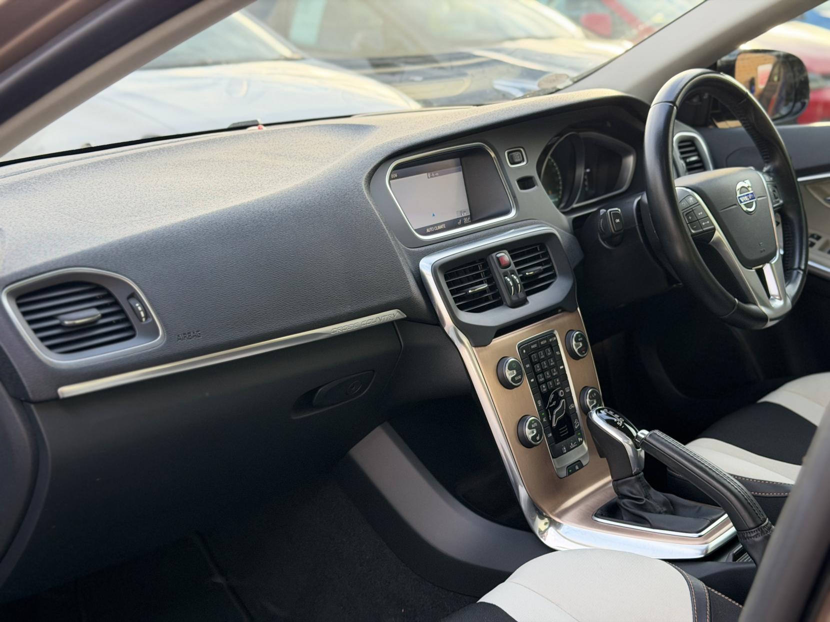 Volvo V40 Cross Country 2.0 T5 Lux Nav Hatchback 5dr Petrol Geartronic AWD Euro 6 (s/s) (245 ps)