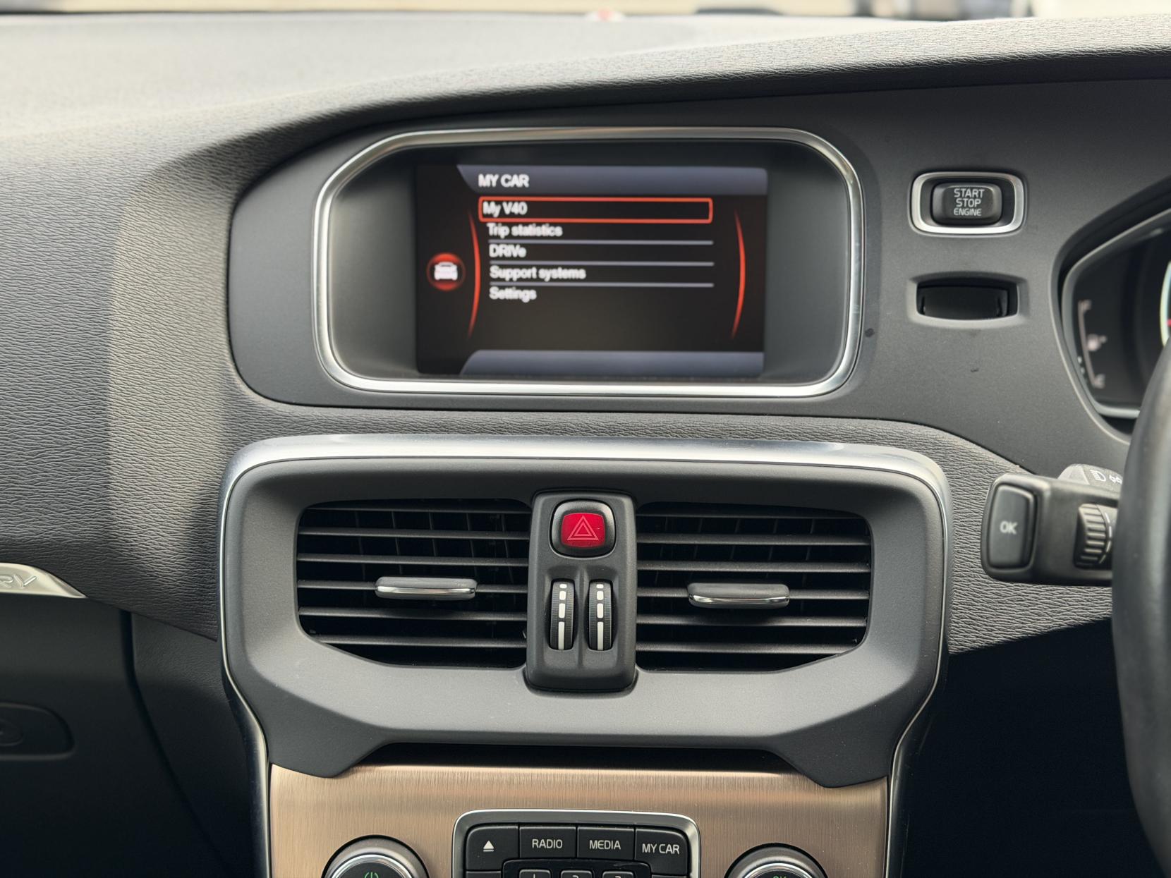 Volvo V40 Cross Country 2.0 T5 Lux Nav Hatchback 5dr Petrol Geartronic AWD Euro 6 (s/s) (245 ps)