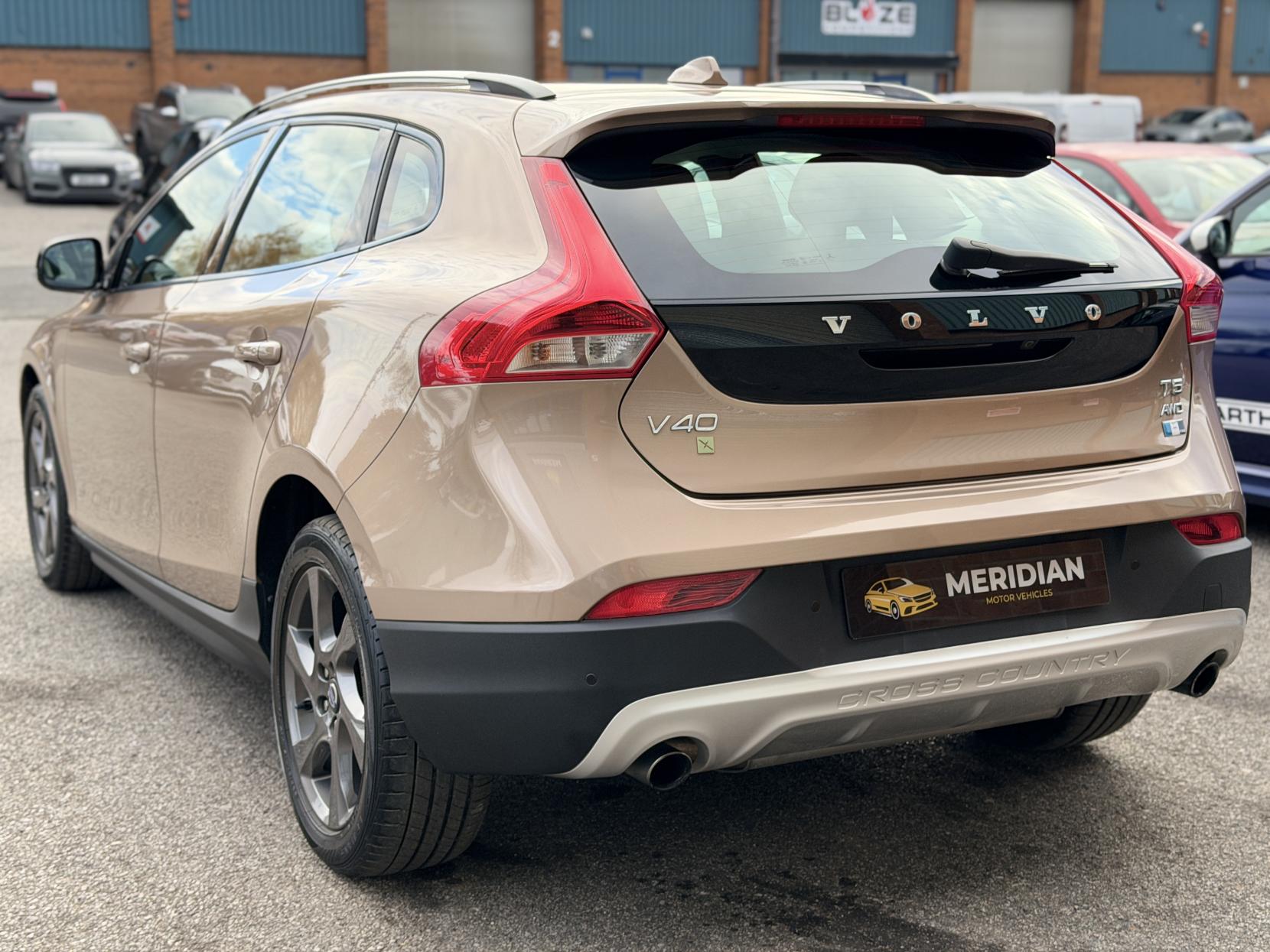 Volvo V40 Cross Country 2.0 T5 Lux Nav Hatchback 5dr Petrol Geartronic AWD Euro 6 (s/s) (245 ps)