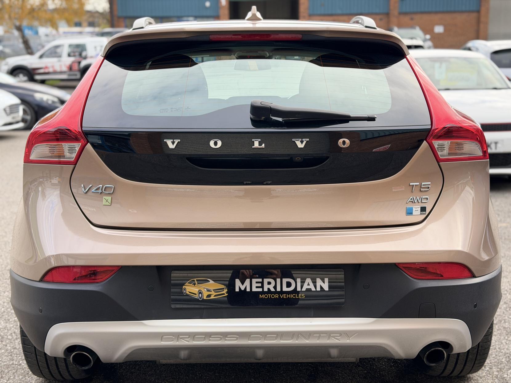 Volvo V40 Cross Country 2.0 T5 Lux Nav Hatchback 5dr Petrol Geartronic AWD Euro 6 (s/s) (245 ps)