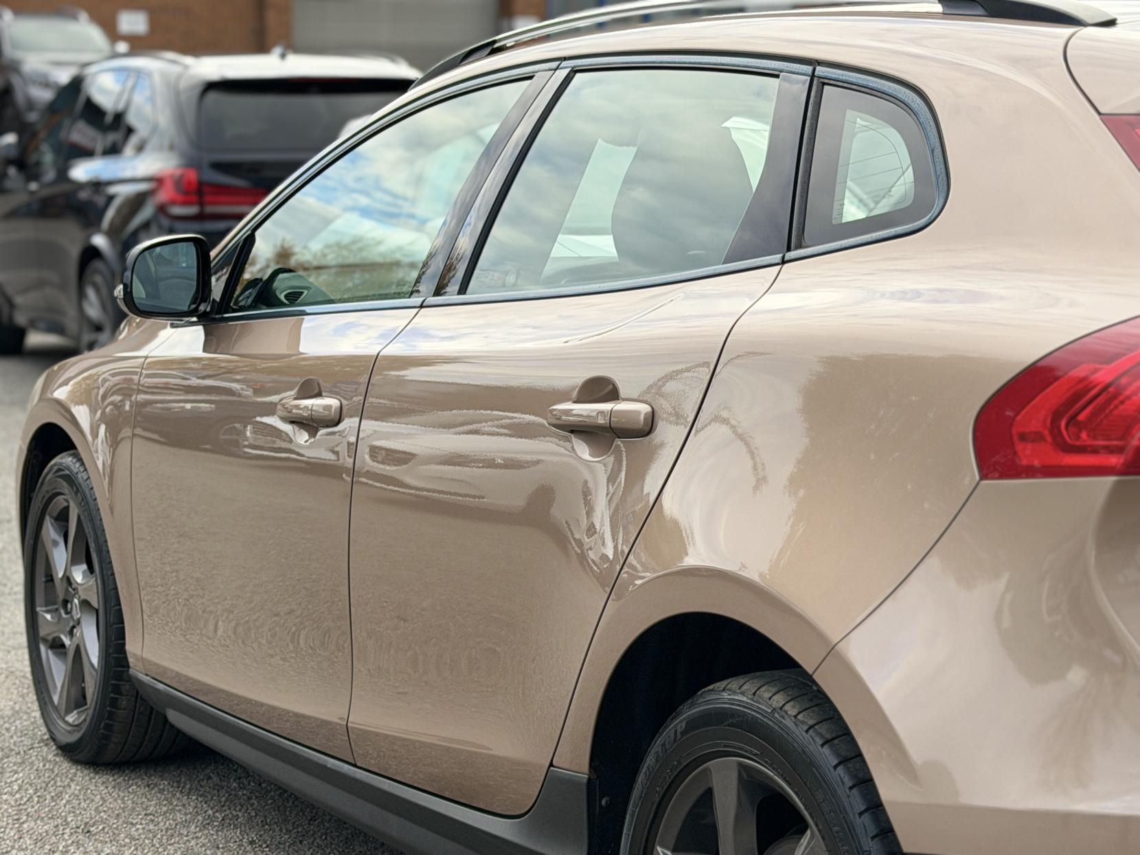 Volvo V40 Cross Country 2.0 T5 Lux Nav Hatchback 5dr Petrol Geartronic AWD Euro 6 (s/s) (245 ps)