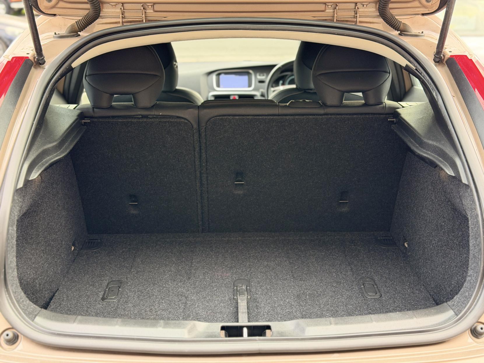 Volvo V40 Cross Country 2.0 T5 Lux Nav Hatchback 5dr Petrol Geartronic AWD Euro 6 (s/s) (245 ps)