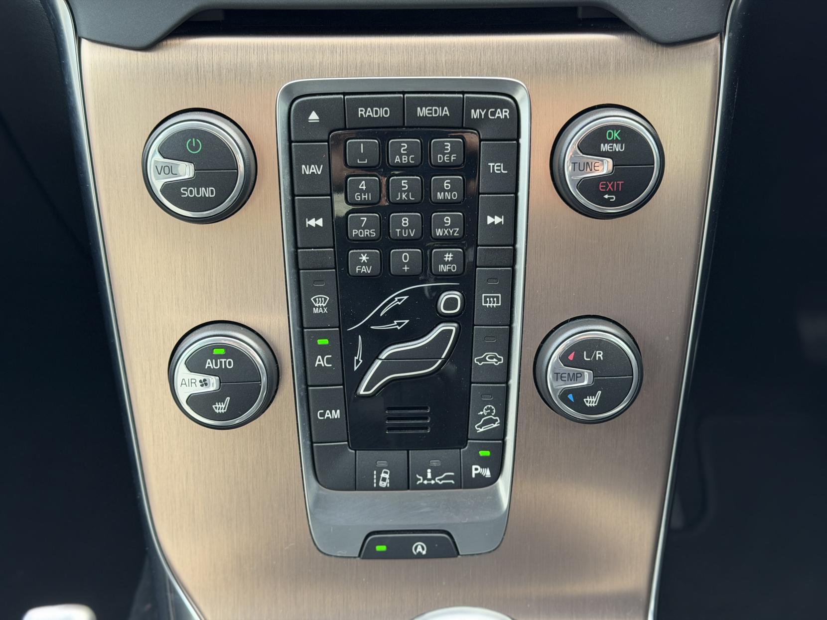 Volvo V40 Cross Country 2.0 T5 Lux Nav Hatchback 5dr Petrol Geartronic AWD Euro 6 (s/s) (245 ps)