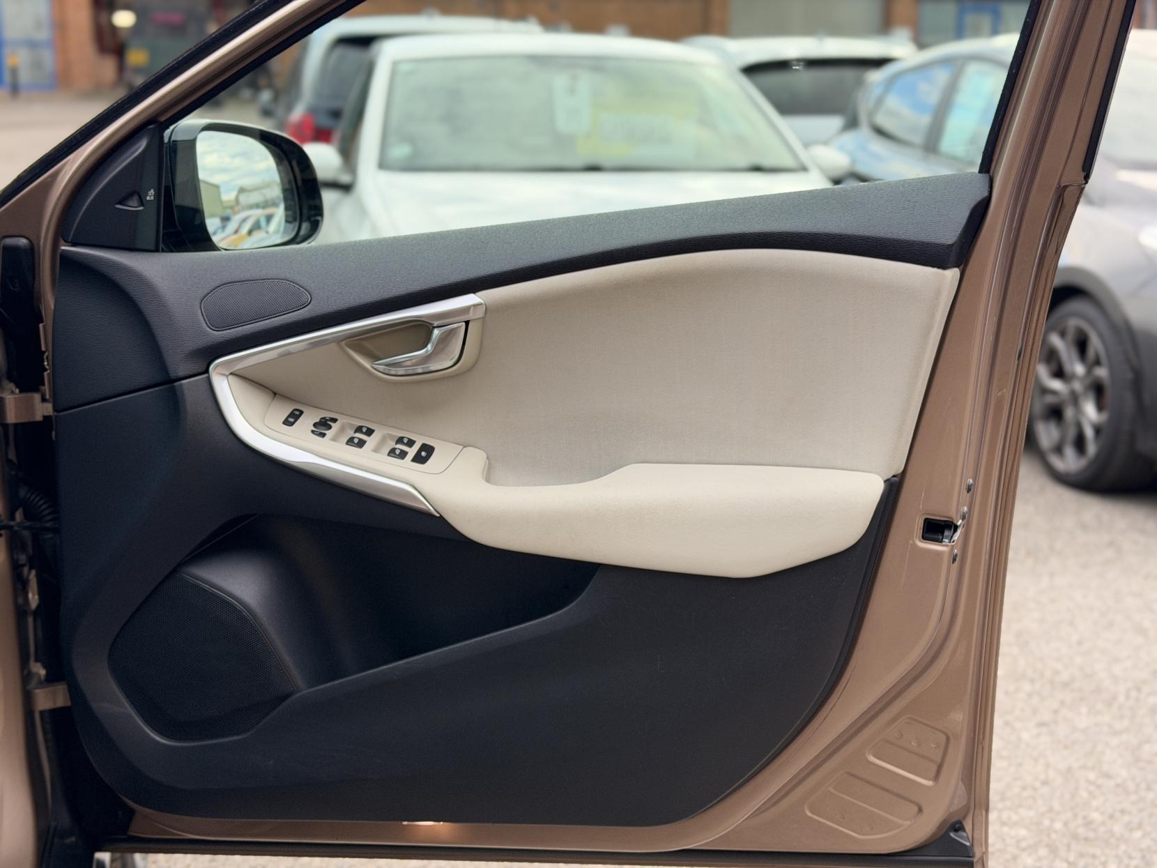 Volvo V40 Cross Country 2.0 T5 Lux Nav Hatchback 5dr Petrol Geartronic AWD Euro 6 (s/s) (245 ps)