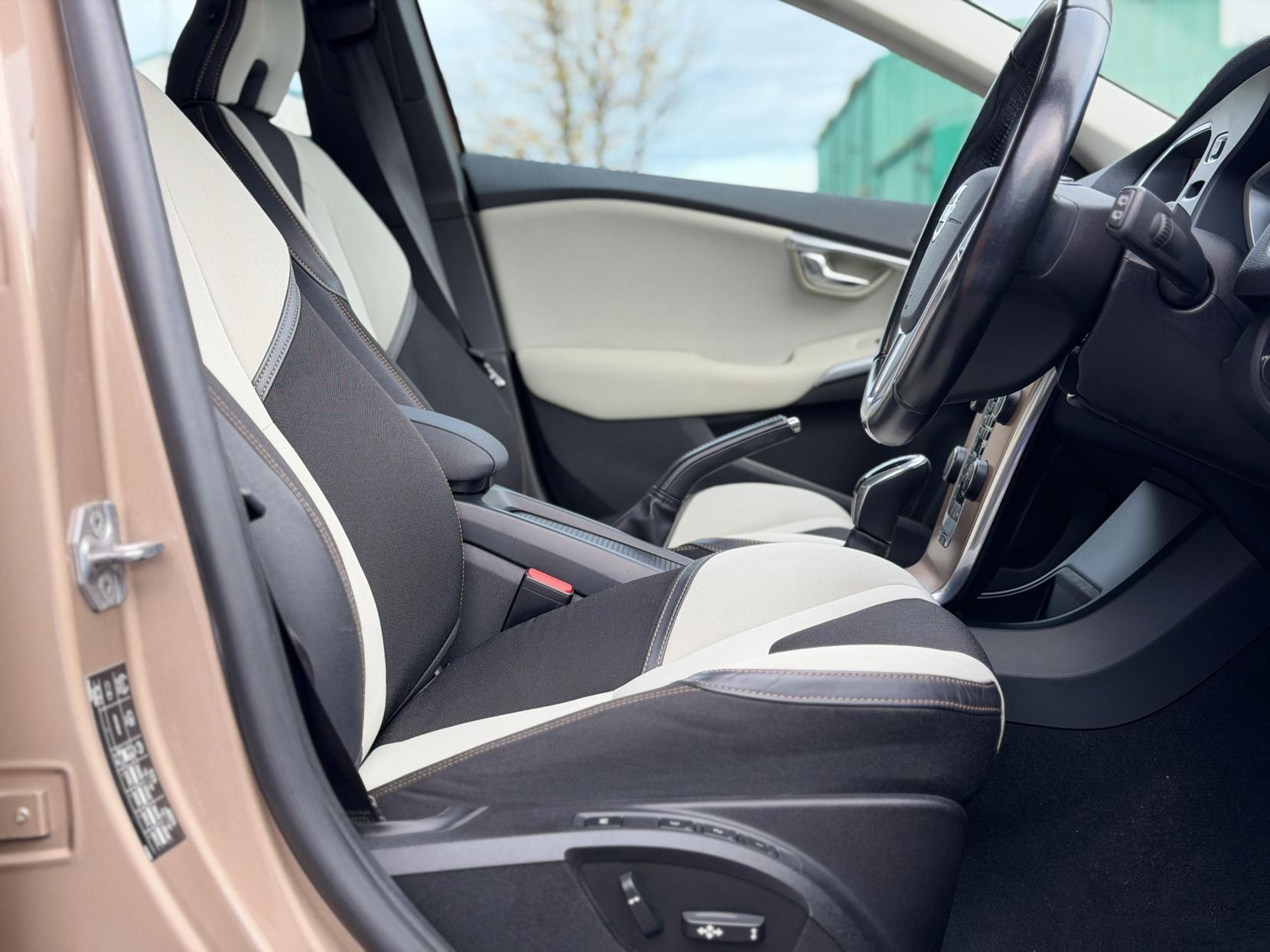 Volvo V40 Cross Country 2.0 T5 Lux Nav Hatchback 5dr Petrol Geartronic AWD Euro 6 (s/s) (245 ps)