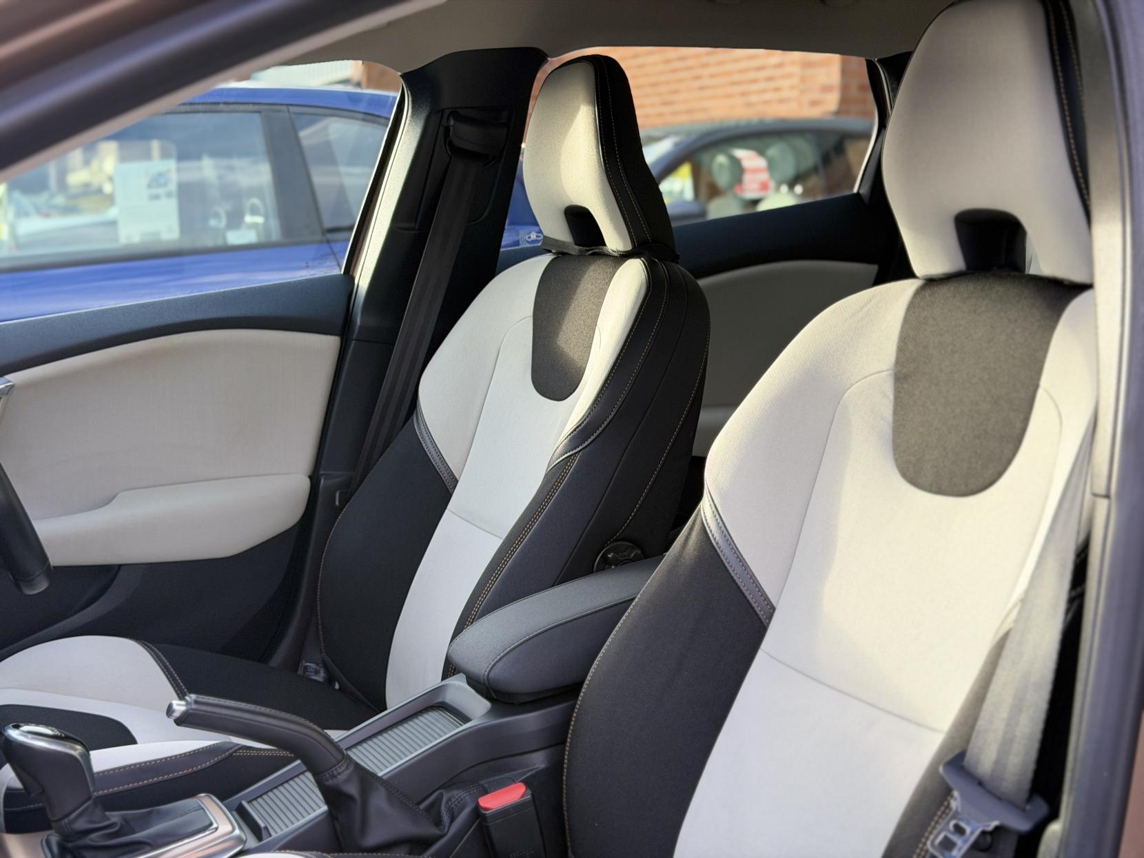 Volvo V40 Cross Country 2.0 T5 Lux Nav Hatchback 5dr Petrol Geartronic AWD Euro 6 (s/s) (245 ps)