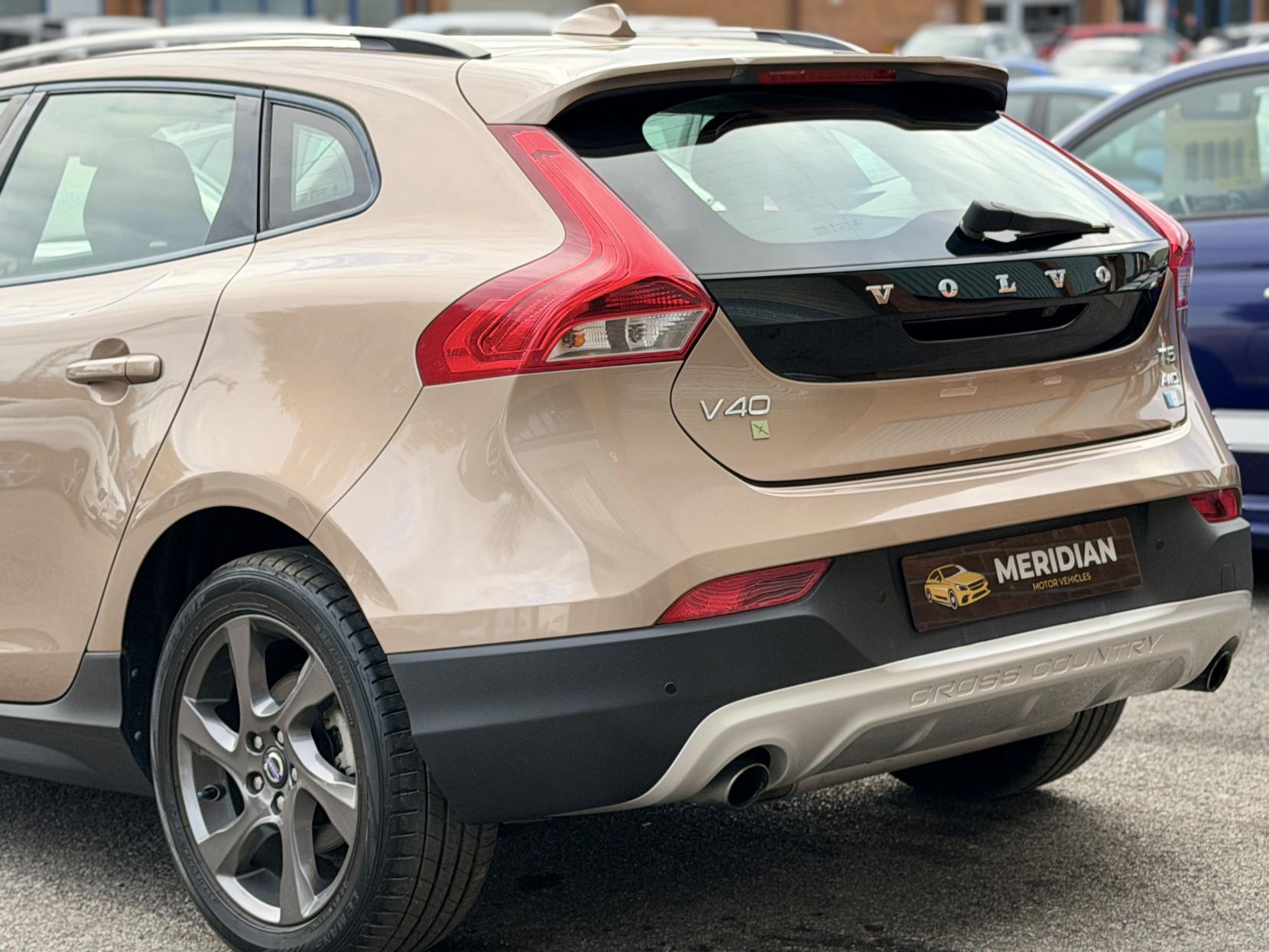 Volvo V40 Cross Country 2.0 T5 Lux Nav Hatchback 5dr Petrol Geartronic AWD Euro 6 (s/s) (245 ps)