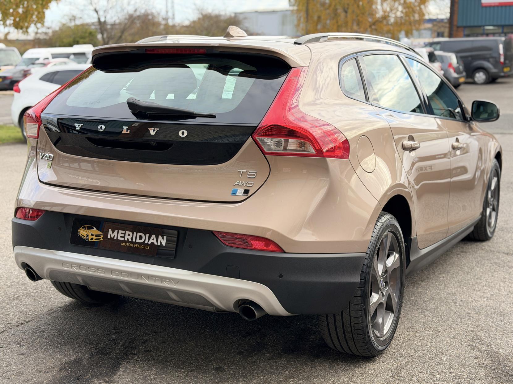 Volvo V40 Cross Country 2.0 T5 Lux Nav Hatchback 5dr Petrol Geartronic AWD Euro 6 (s/s) (245 ps)