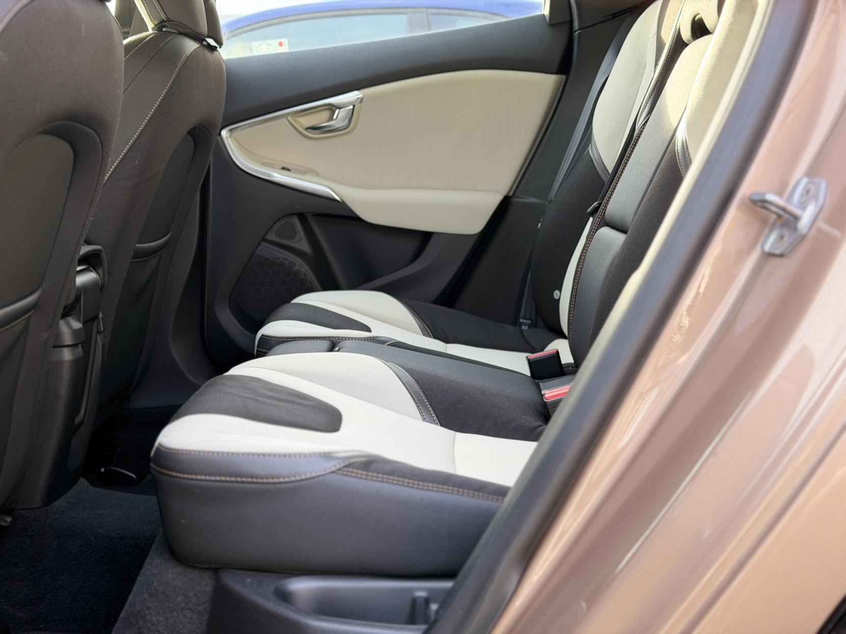 Volvo V40 Cross Country 2.0 T5 Lux Nav Hatchback 5dr Petrol Geartronic AWD Euro 6 (s/s) (245 ps)