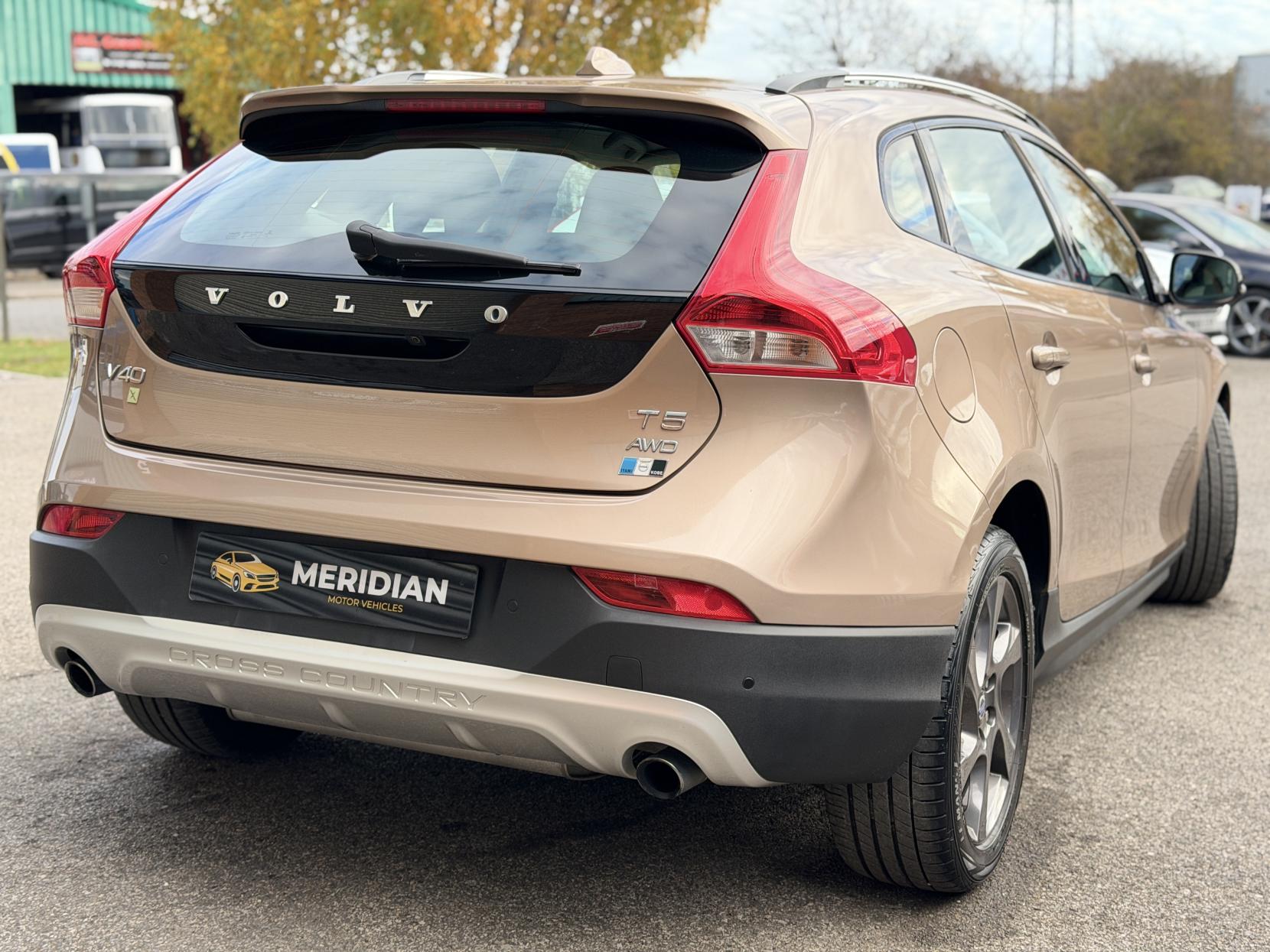 Volvo V40 Cross Country 2.0 T5 Lux Nav Hatchback 5dr Petrol Geartronic AWD Euro 6 (s/s) (245 ps)