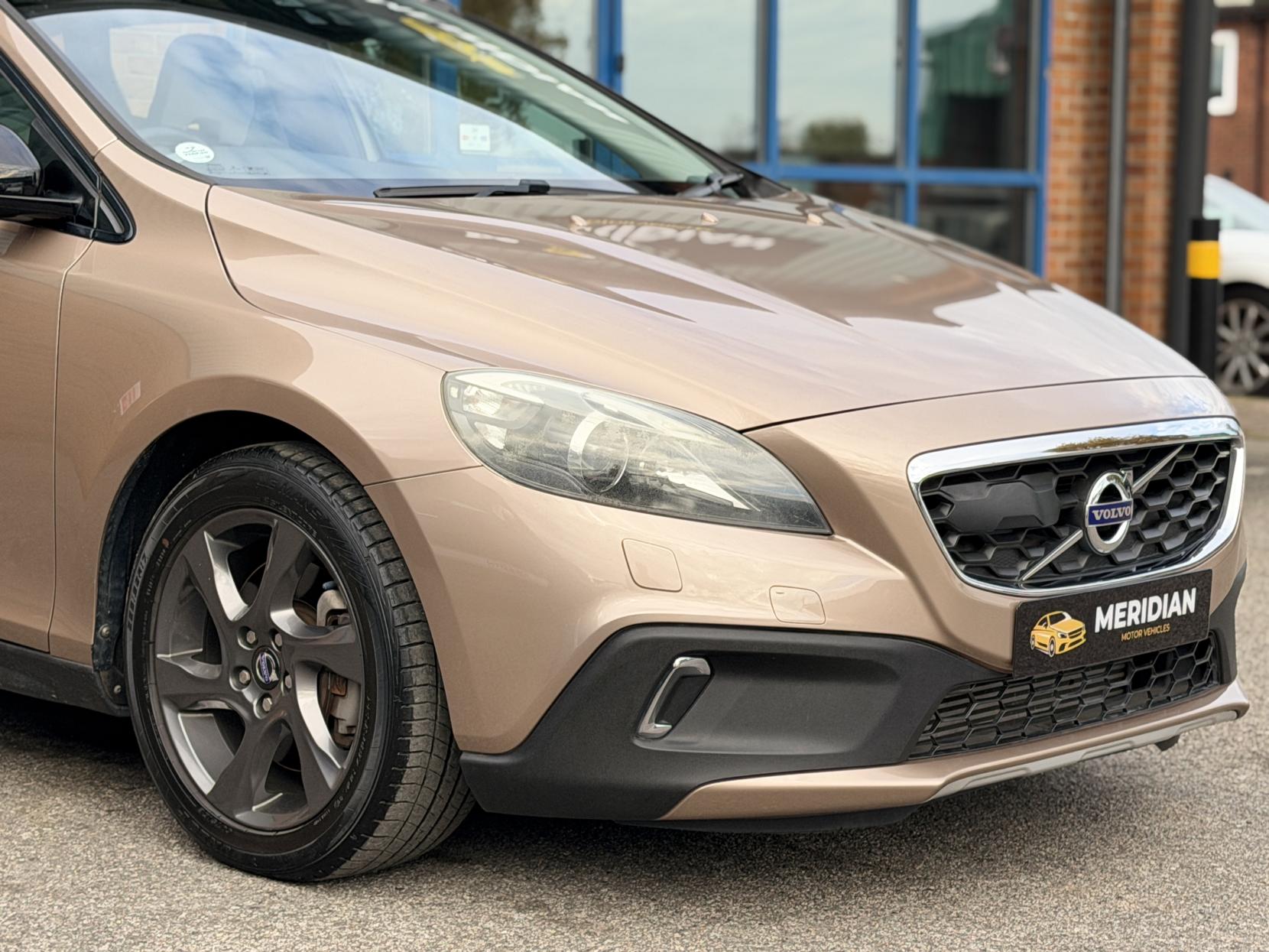 Volvo V40 Cross Country 2.0 T5 Lux Nav Hatchback 5dr Petrol Geartronic AWD Euro 6 (s/s) (245 ps)