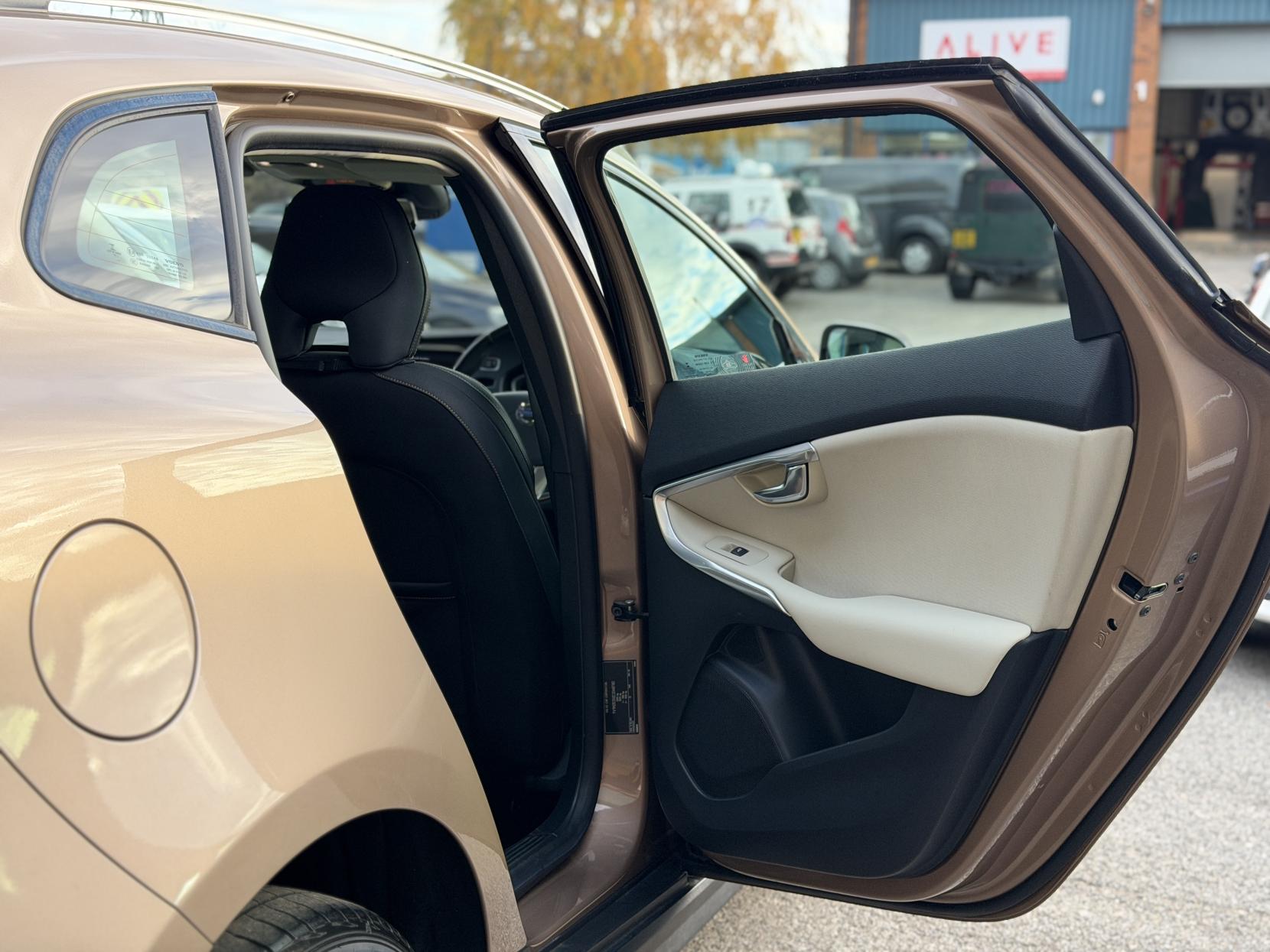 Volvo V40 Cross Country 2.0 T5 Lux Nav Hatchback 5dr Petrol Geartronic AWD Euro 6 (s/s) (245 ps)