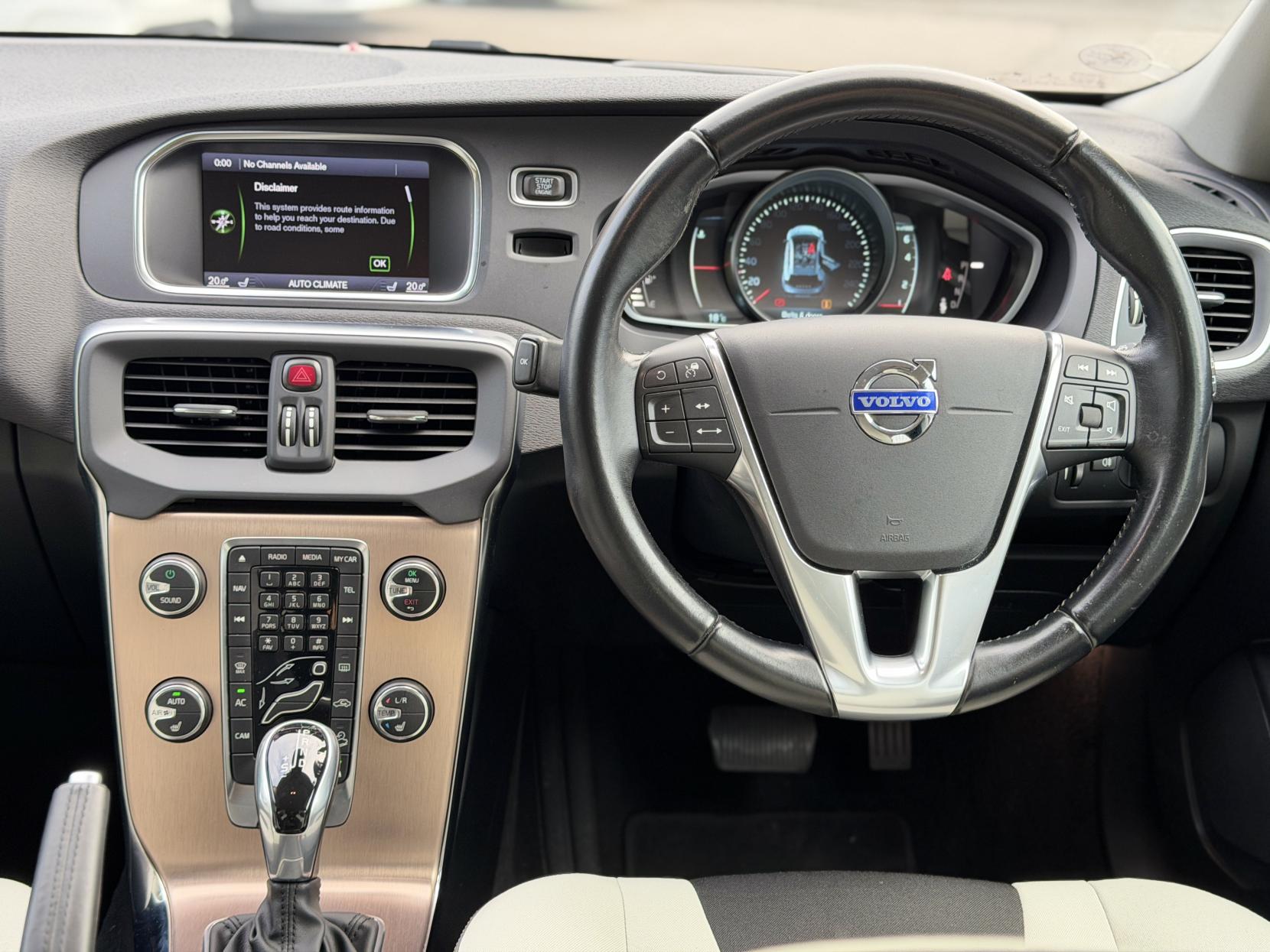 Volvo V40 Cross Country 2.0 T5 Lux Nav Hatchback 5dr Petrol Geartronic AWD Euro 6 (s/s) (245 ps)