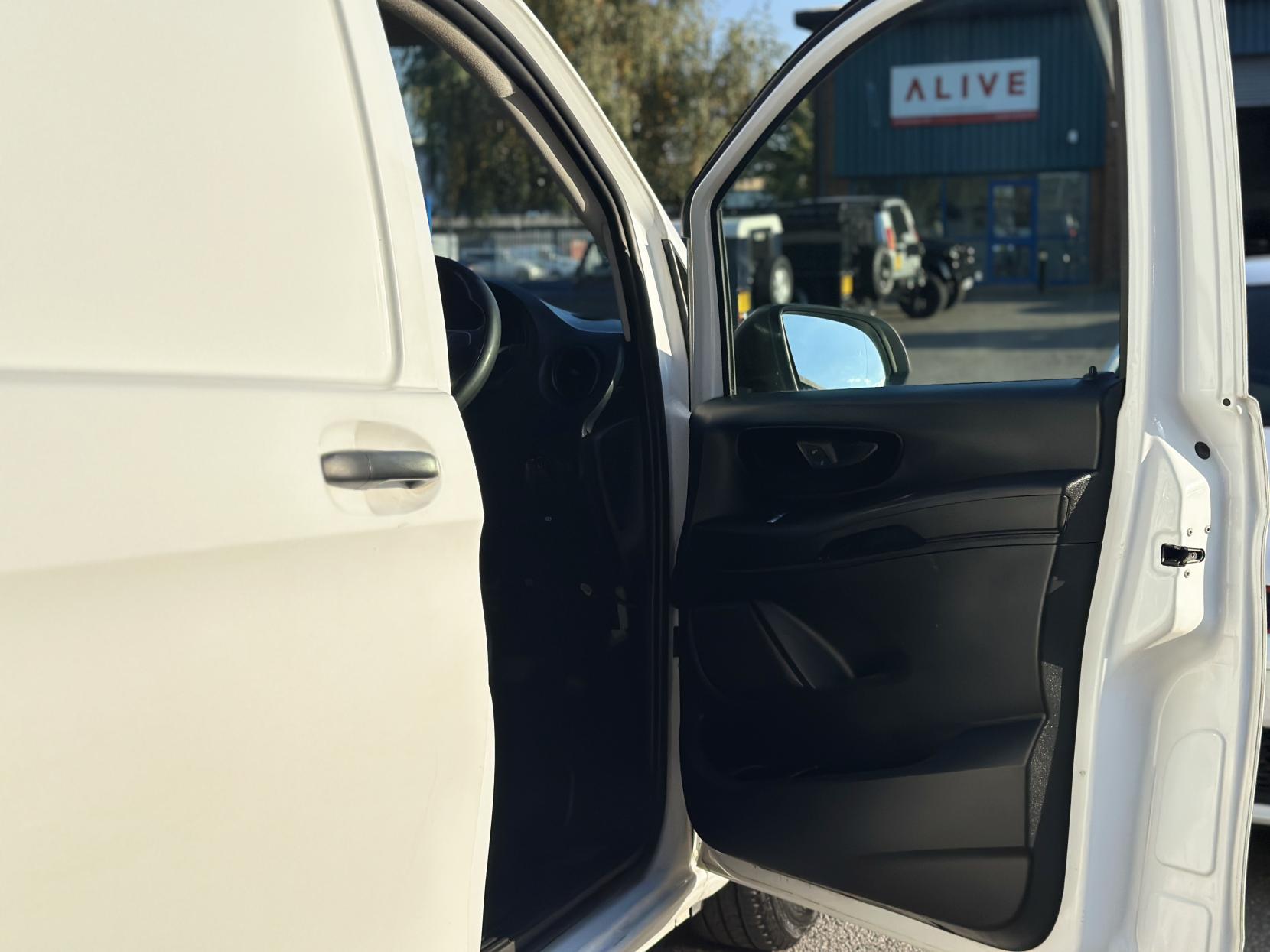Mercedes-Benz Vito 1.6 109 CDI Panel Van 6dr Diesel Manual FWD L2 Euro 5 (88 ps)