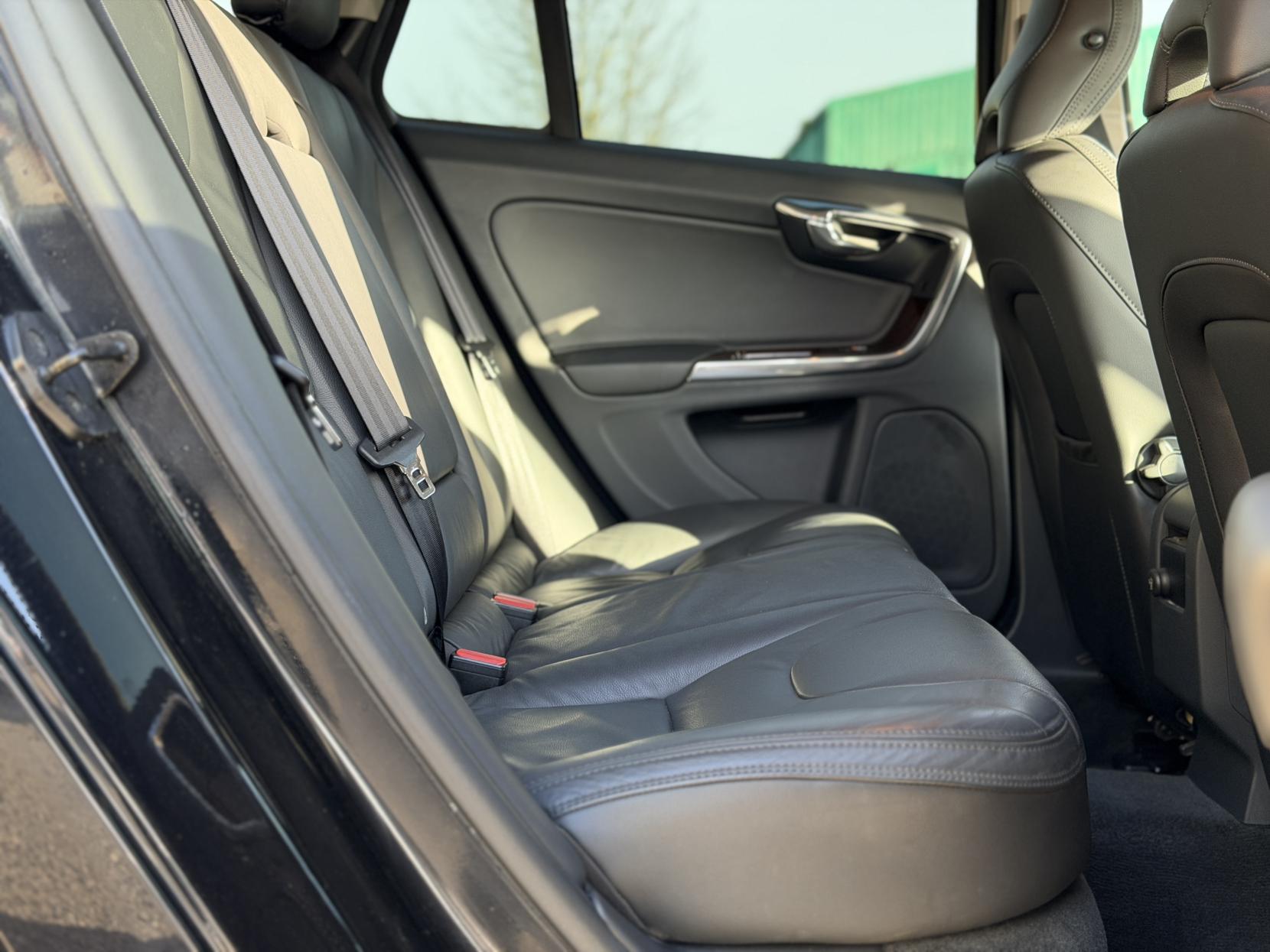 Volvo V60 3.0 T6 SE Premium Saloon 4dr Petrol Geartronic AWD Euro 5 (304 ps)