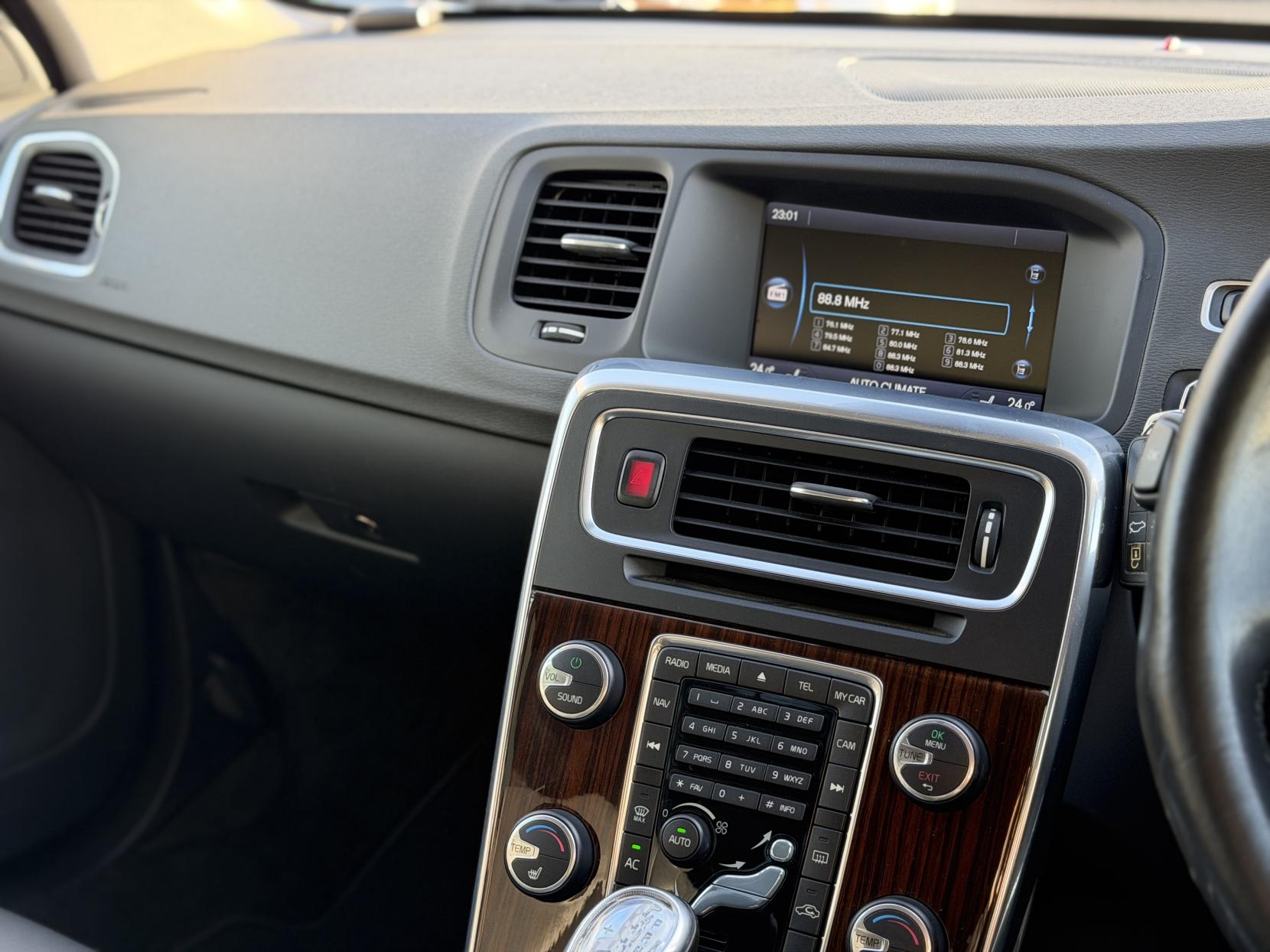 Volvo V60 3.0 T6 SE Premium Saloon 4dr Petrol Geartronic AWD Euro 5 (304 ps)