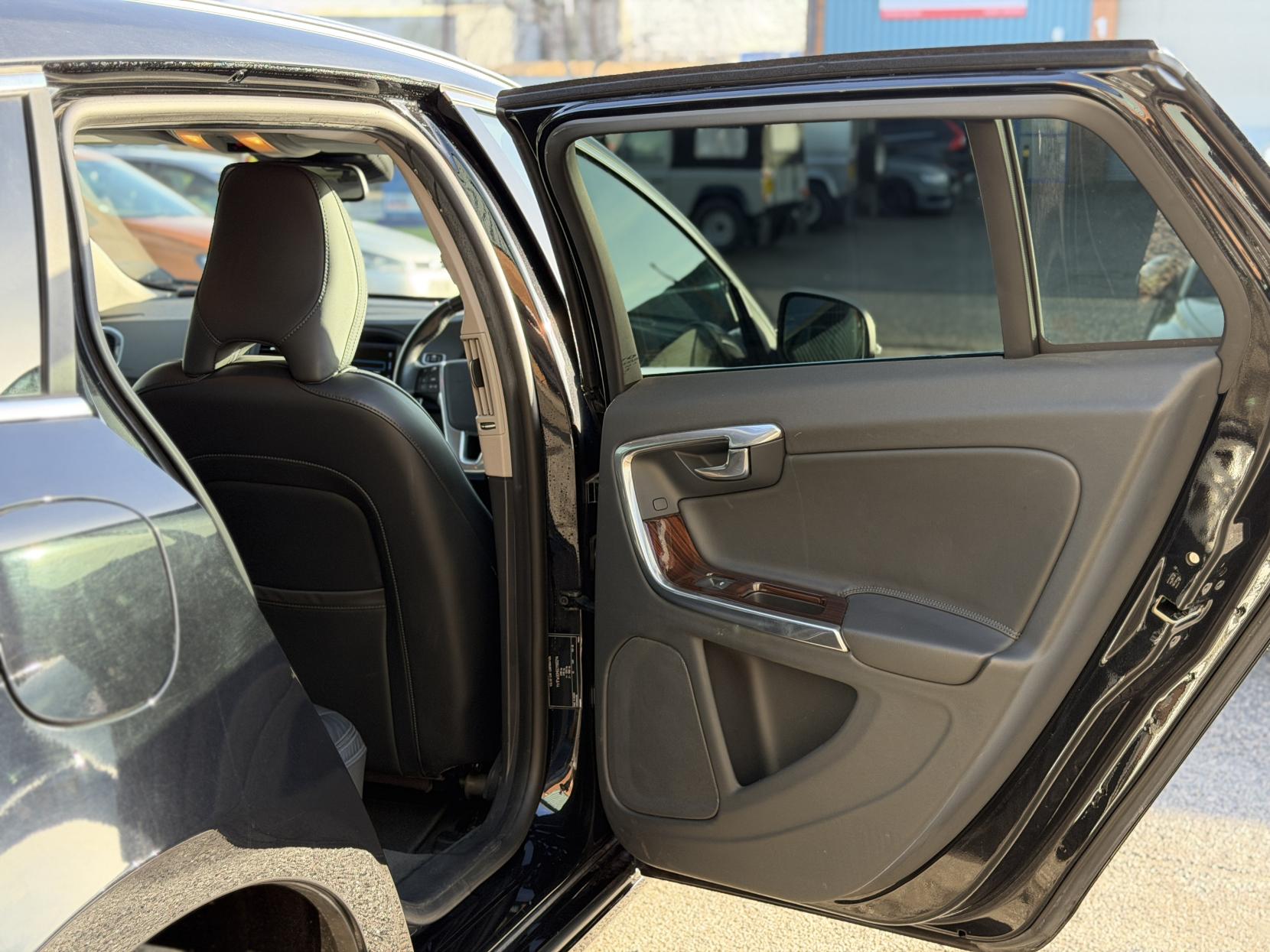 Volvo V60 3.0 T6 SE Premium Saloon 4dr Petrol Geartronic AWD Euro 5 (304 ps)