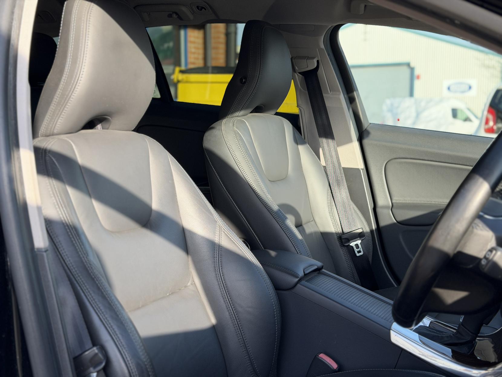 Volvo V60 3.0 T6 SE Premium Saloon 4dr Petrol Geartronic AWD Euro 5 (304 ps)