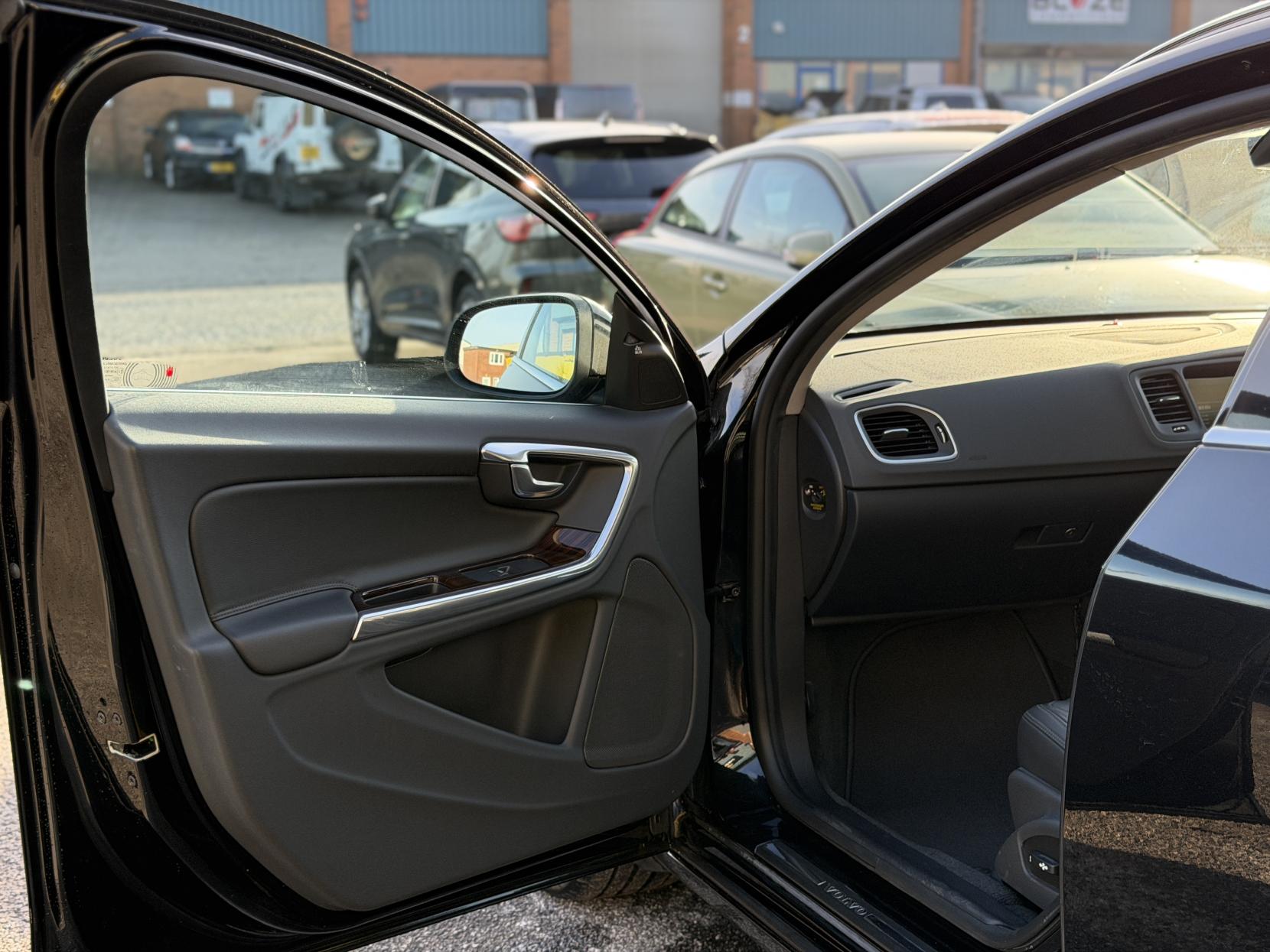 Volvo V60 3.0 T6 SE Premium Saloon 4dr Petrol Geartronic AWD Euro 5 (304 ps)