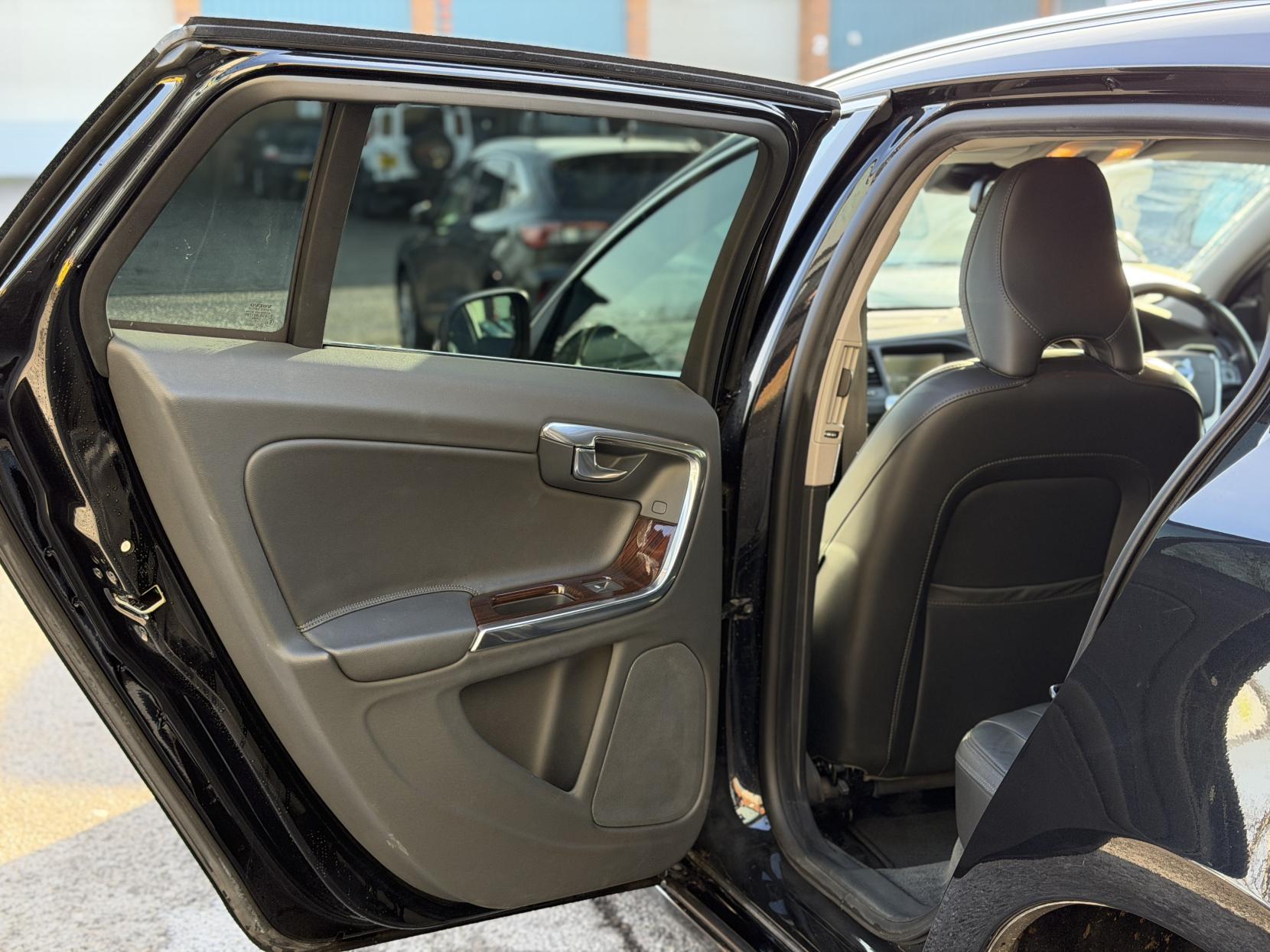 Volvo V60 3.0 T6 SE Premium Saloon 4dr Petrol Geartronic AWD Euro 5 (304 ps)