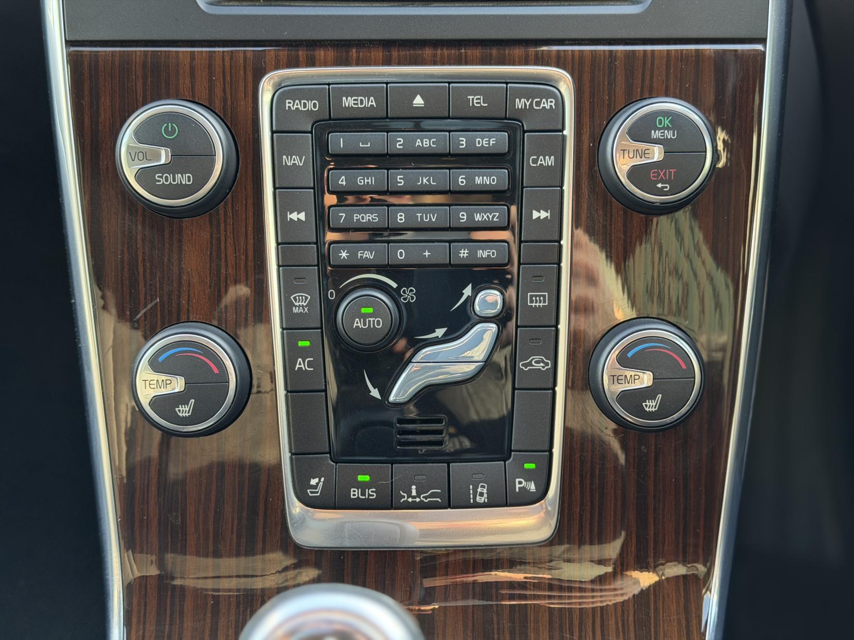 Volvo V60 3.0 T6 SE Premium Saloon 4dr Petrol Geartronic AWD Euro 5 (304 ps)