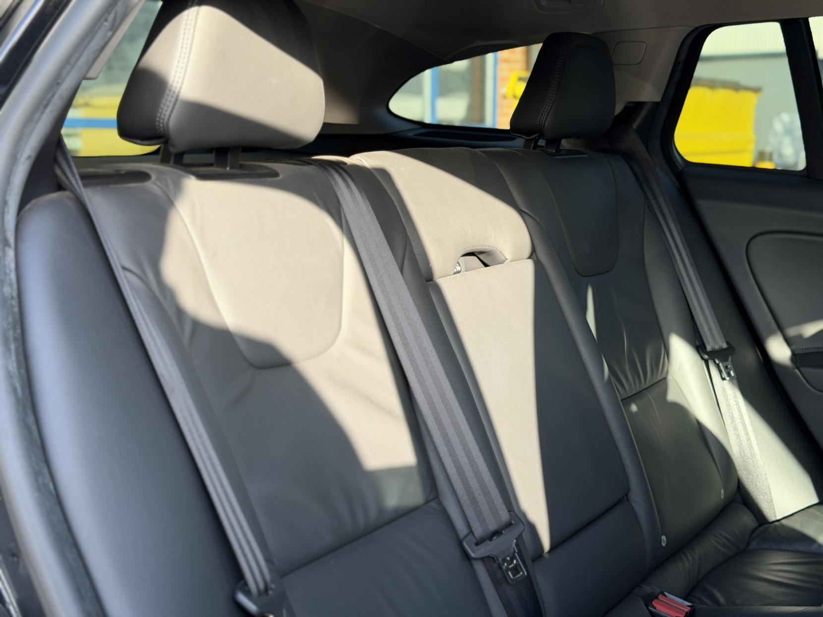 Volvo V60 3.0 T6 SE Premium Saloon 4dr Petrol Geartronic AWD Euro 5 (304 ps)