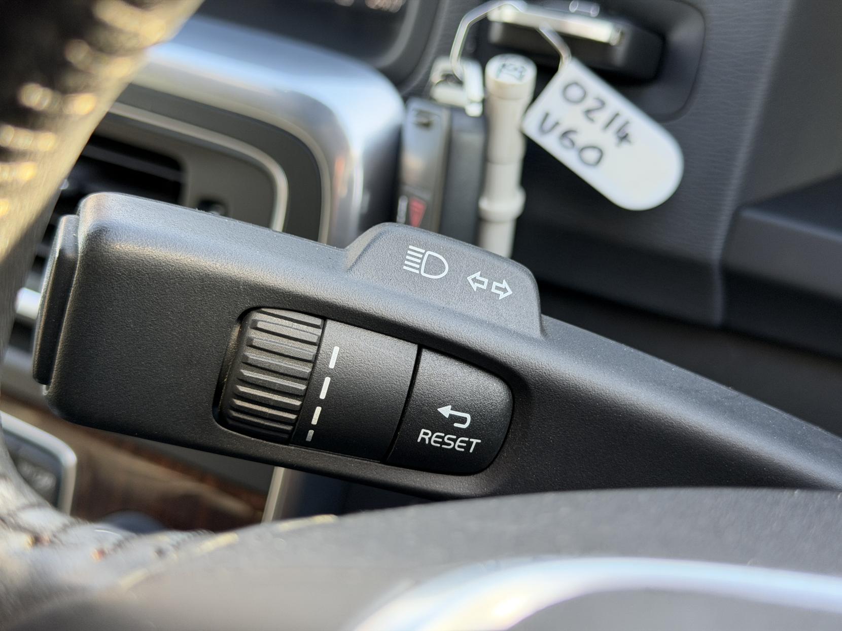 Volvo V60 3.0 T6 SE Premium Saloon 4dr Petrol Geartronic AWD Euro 5 (304 ps)