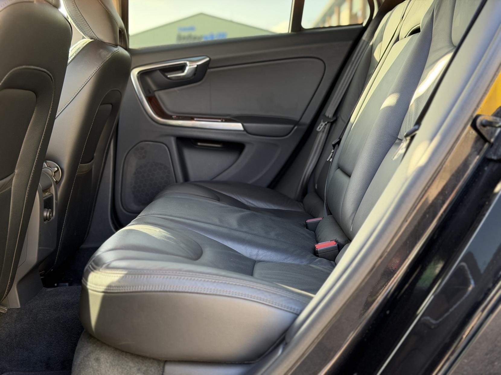 Volvo V60 3.0 T6 SE Premium Saloon 4dr Petrol Geartronic AWD Euro 5 (304 ps)