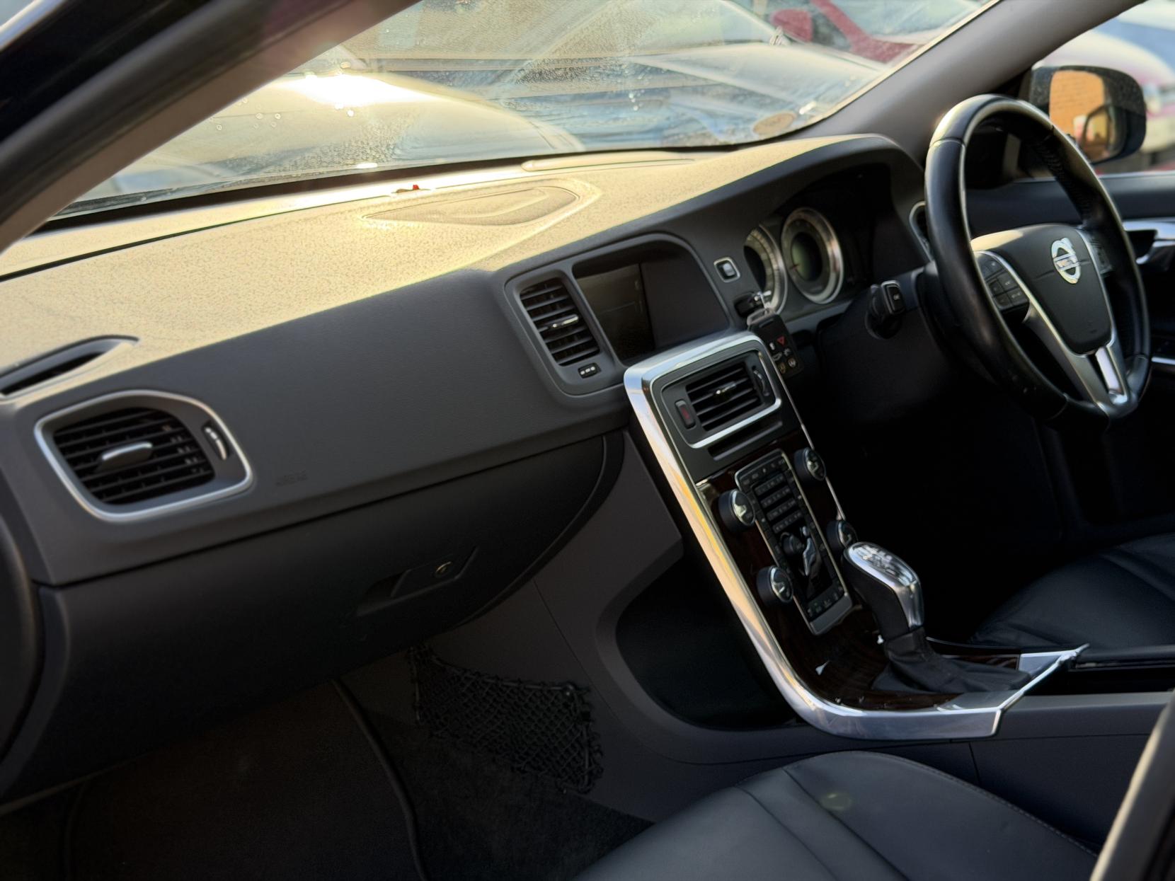 Volvo V60 3.0 T6 SE Premium Saloon 4dr Petrol Geartronic AWD Euro 5 (304 ps)